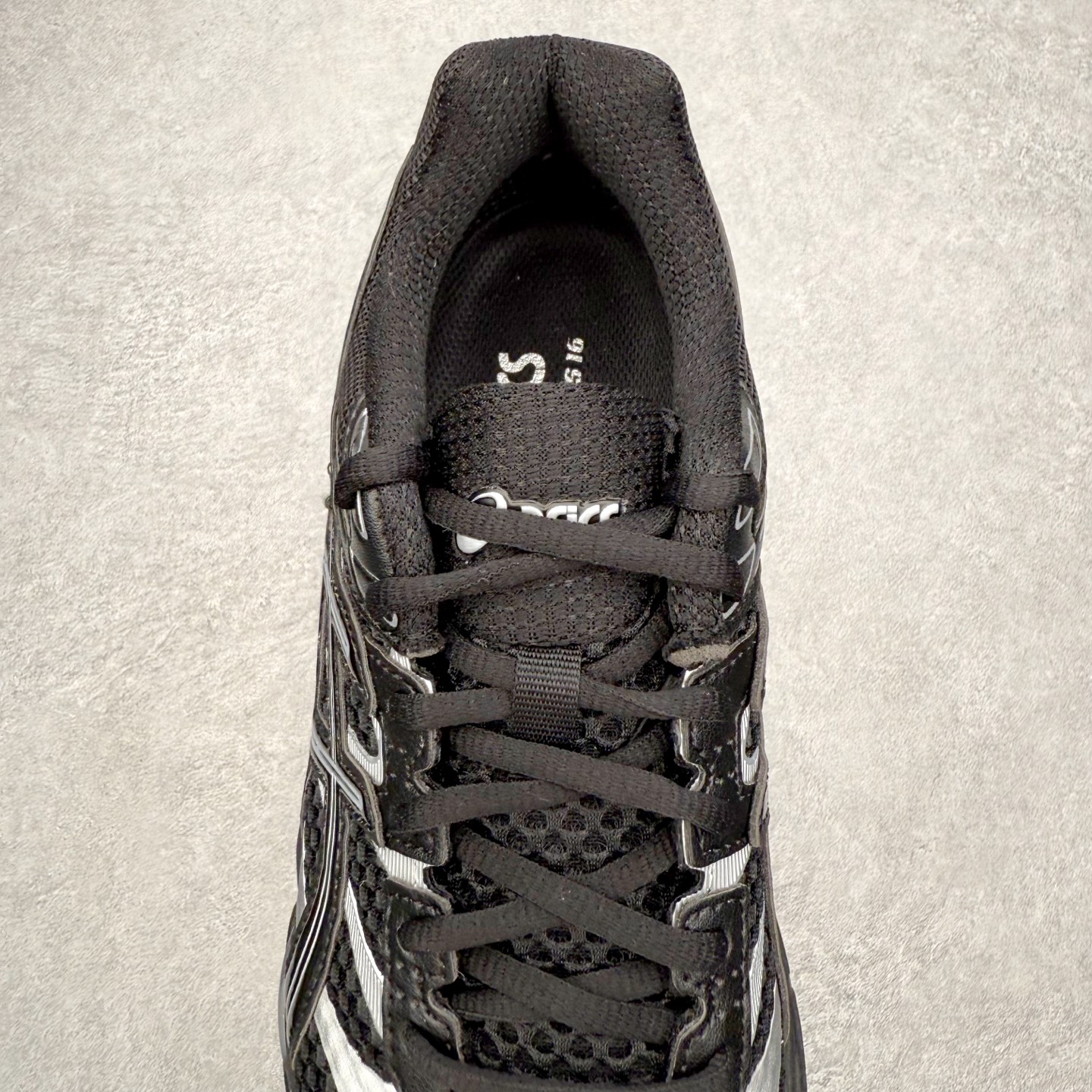 图片[5]-TOGA x ASICS Gel-Cumulus 16 TG 联名款舒适 低帮跑步鞋 男女同款 男女同款 ASICS（亚瑟士）是日本实业家鬼冢喜八郎创立的跑鞋运动品牌，名字想法源自著名的拉丁谚语“AnimaSana In Corpore Sano”，意为“健全的精神寓于强健的体魄”。正如其名字的含义，ASICS亚瑟士一直坚信保持身体的健康与活力是打造健康快乐的生活方式的最佳途径。亚瑟士的跑鞋、篮球鞋等系列集专业与美貌于一身，拥有极高的热度。2016年，ASICS在“2016年日本最佳全球品牌”排行榜名列第17名。尺码：36 37 37.5 38 39 39.5 40 40.5 41.5 42 42.5 43.5 44 45-选品中心