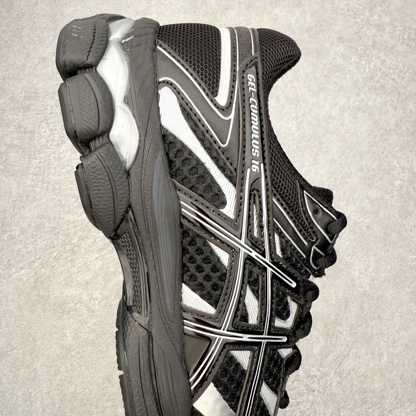 图片[6]-TOGA x ASICS Gel-Cumulus 16 TG 联名款舒适 低帮跑步鞋 男女同款 男女同款 ASICS（亚瑟士）是日本实业家鬼冢喜八郎创立的跑鞋运动品牌，名字想法源自著名的拉丁谚语“AnimaSana In Corpore Sano”，意为“健全的精神寓于强健的体魄”。正如其名字的含义，ASICS亚瑟士一直坚信保持身体的健康与活力是打造健康快乐的生活方式的最佳途径。亚瑟士的跑鞋、篮球鞋等系列集专业与美貌于一身，拥有极高的热度。2016年，ASICS在“2016年日本最佳全球品牌”排行榜名列第17名。尺码：36 37 37.5 38 39 39.5 40 40.5 41.5 42 42.5 43.5 44 45-选品中心