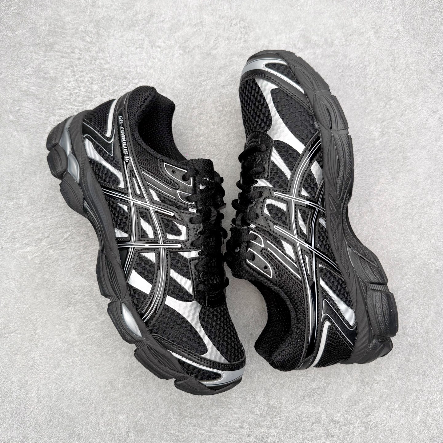 图片[3]-TOGA x ASICS Gel-Cumulus 16 TG 联名款舒适 低帮跑步鞋 男女同款 男女同款 ASICS（亚瑟士）是日本实业家鬼冢喜八郎创立的跑鞋运动品牌，名字想法源自著名的拉丁谚语“AnimaSana In Corpore Sano”，意为“健全的精神寓于强健的体魄”。正如其名字的含义，ASICS亚瑟士一直坚信保持身体的健康与活力是打造健康快乐的生活方式的最佳途径。亚瑟士的跑鞋、篮球鞋等系列集专业与美貌于一身，拥有极高的热度。2016年，ASICS在“2016年日本最佳全球品牌”排行榜名列第17名。尺码：36 37 37.5 38 39 39.5 40 40.5 41.5 42 42.5 43.5 44 45-选品中心