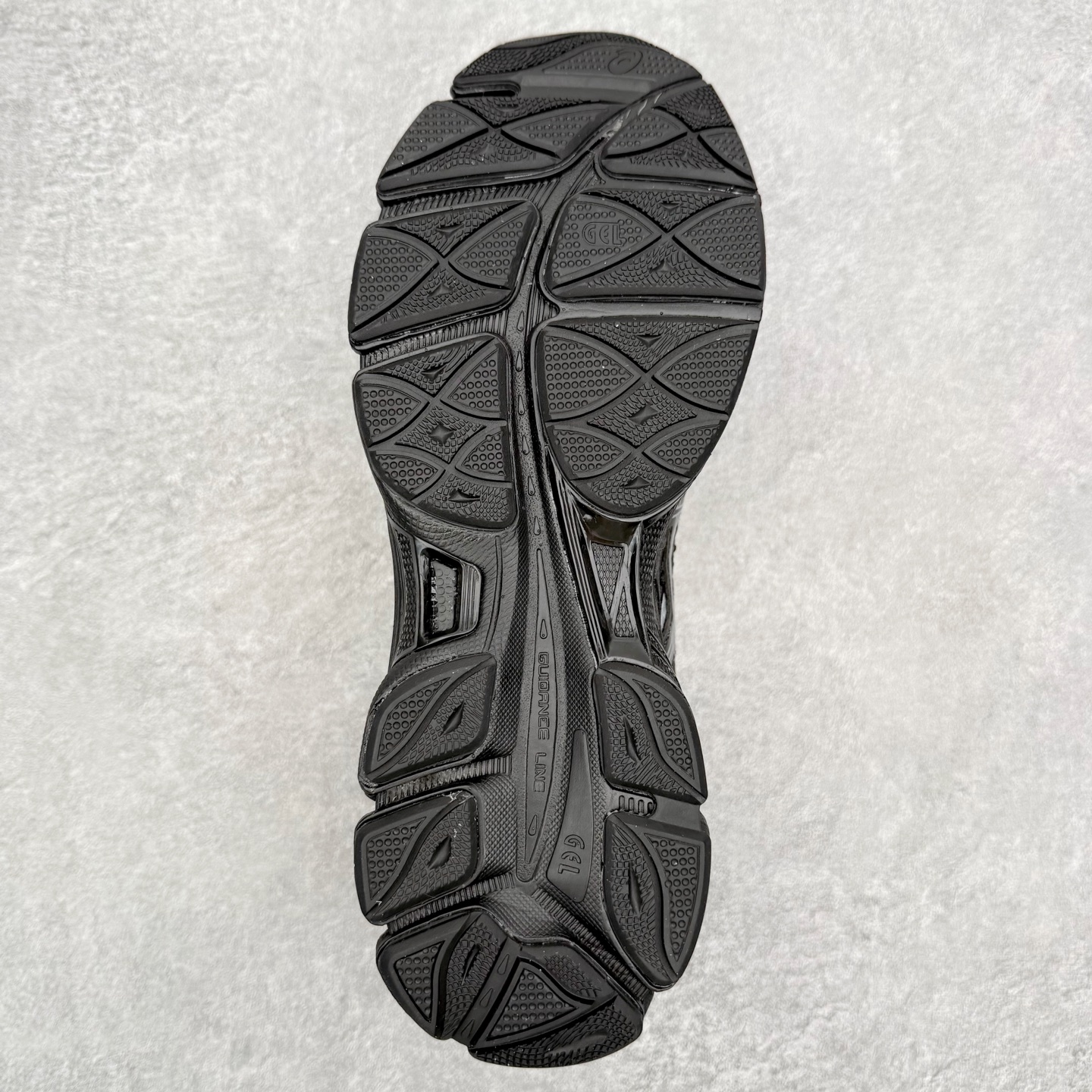 图片[9]-TOGA x ASICS Gel-Cumulus 16 TG 联名款舒适 低帮跑步鞋 男女同款 男女同款 ASICS（亚瑟士）是日本实业家鬼冢喜八郎创立的跑鞋运动品牌，名字想法源自著名的拉丁谚语“AnimaSana In Corpore Sano”，意为“健全的精神寓于强健的体魄”。正如其名字的含义，ASICS亚瑟士一直坚信保持身体的健康与活力是打造健康快乐的生活方式的最佳途径。亚瑟士的跑鞋、篮球鞋等系列集专业与美貌于一身，拥有极高的热度。2016年，ASICS在“2016年日本最佳全球品牌”排行榜名列第17名。尺码：36 37 37.5 38 39 39.5 40 40.5 41.5 42 42.5 43.5 44 45-选品中心