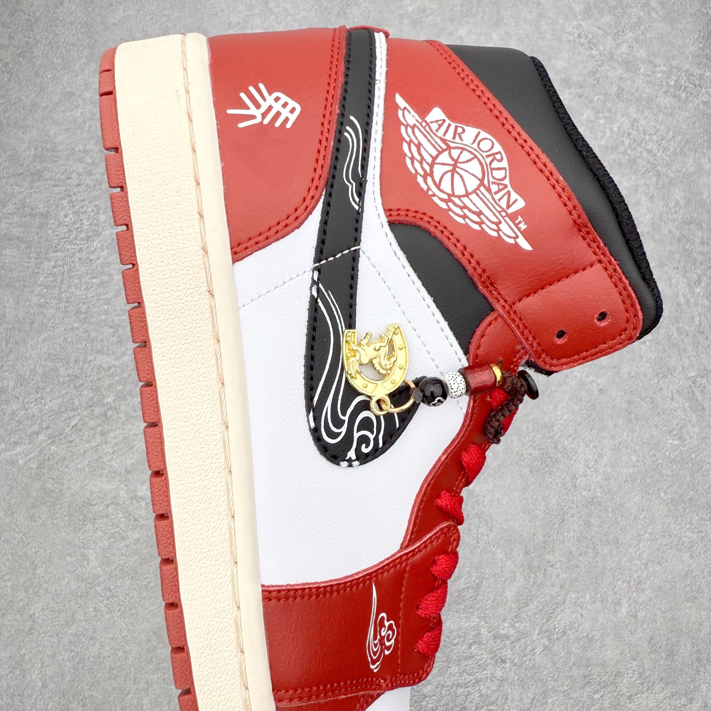 图片[6]-＃K版 Air Jordan AJ1 Mid 中帮 DQ8426-105 原厂内置全掌气垫 A模大底 头层小牛皮 鞋舌AJ原厂专用牛津布+AJ专用反口珍珠布+原厂无杂质高弹内里海棉 特殊封边弹力鞋带 全网唯一头层牛皮 原鞋开模 拒绝公底 购置公司同步原材料 原汁原味 忠于原版‼️尺码：36 36.5 37.5 38 38.5 39 40 40.5 41 42 42.5 43 44 44.5 45 46 47.5-选品中心