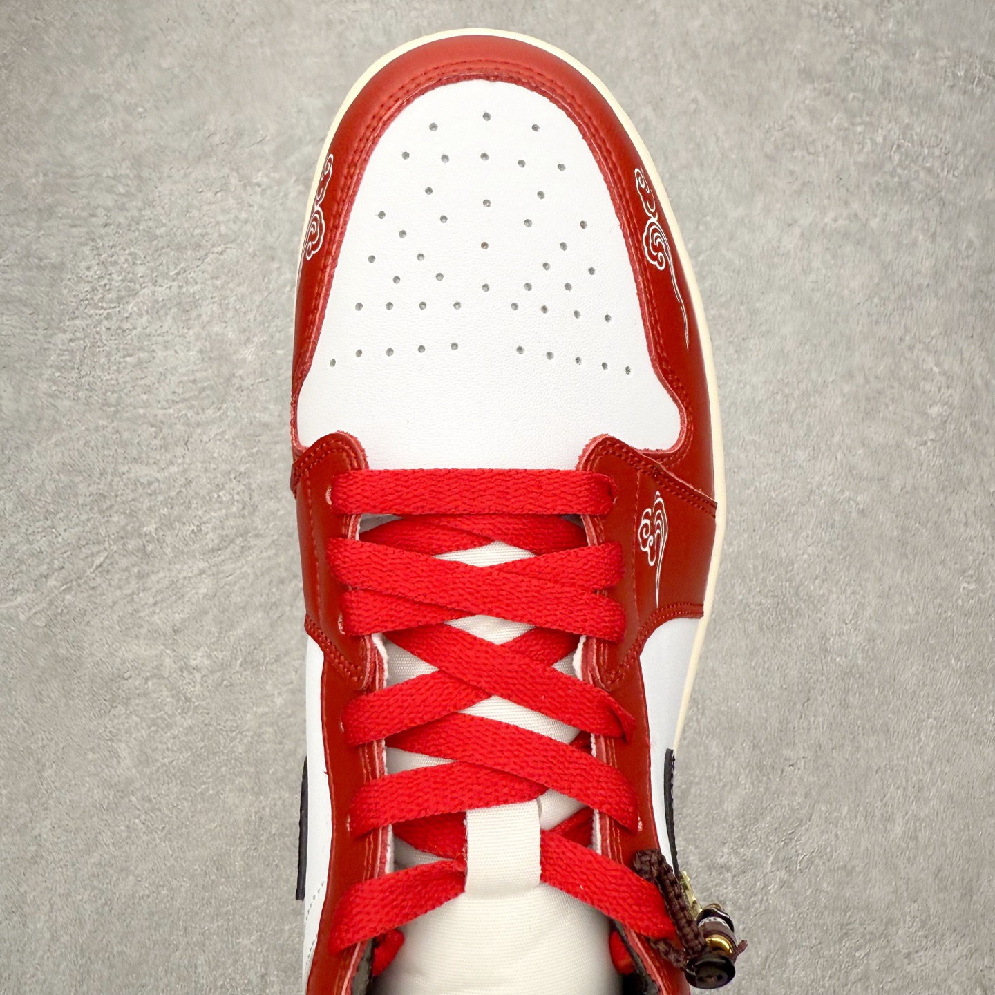 图片[4]-＃K版 Air Jordan AJ1 Mid 中帮 DQ8426-105 原厂内置全掌气垫 A模大底 头层小牛皮 鞋舌AJ原厂专用牛津布+AJ专用反口珍珠布+原厂无杂质高弹内里海棉 特殊封边弹力鞋带 全网唯一头层牛皮 原鞋开模 拒绝公底 购置公司同步原材料 原汁原味 忠于原版‼️尺码：36 36.5 37.5 38 38.5 39 40 40.5 41 42 42.5 43 44 44.5 45 46 47.5-选品中心