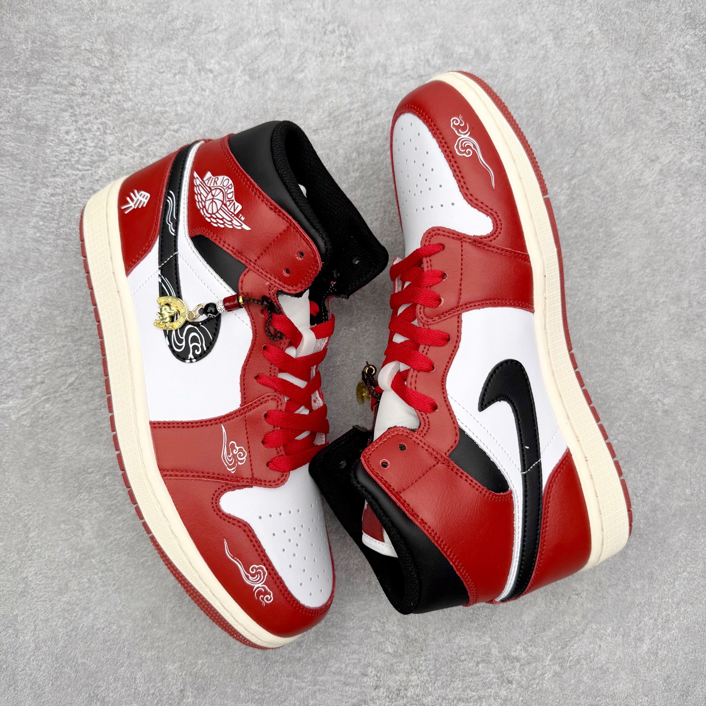 图片[3]-＃K版 Air Jordan AJ1 Mid 中帮 DQ8426-105 原厂内置全掌气垫 A模大底 头层小牛皮 鞋舌AJ原厂专用牛津布+AJ专用反口珍珠布+原厂无杂质高弹内里海棉 特殊封边弹力鞋带 全网唯一头层牛皮 原鞋开模 拒绝公底 购置公司同步原材料 原汁原味 忠于原版‼️尺码：36 36.5 37.5 38 38.5 39 40 40.5 41 42 42.5 43 44 44.5 45 46 47.5-选品中心
