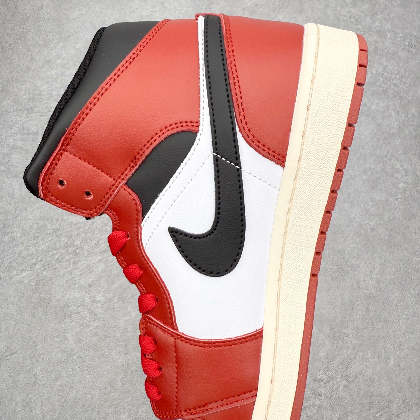 图片[7]-＃K版 Air Jordan AJ1 Mid 中帮 DQ8426-105 原厂内置全掌气垫 A模大底 头层小牛皮 鞋舌AJ原厂专用牛津布+AJ专用反口珍珠布+原厂无杂质高弹内里海棉 特殊封边弹力鞋带 全网唯一头层牛皮 原鞋开模 拒绝公底 购置公司同步原材料 原汁原味 忠于原版‼️尺码：36 36.5 37.5 38 38.5 39 40 40.5 41 42 42.5 43 44 44.5 45 46 47.5-选品中心