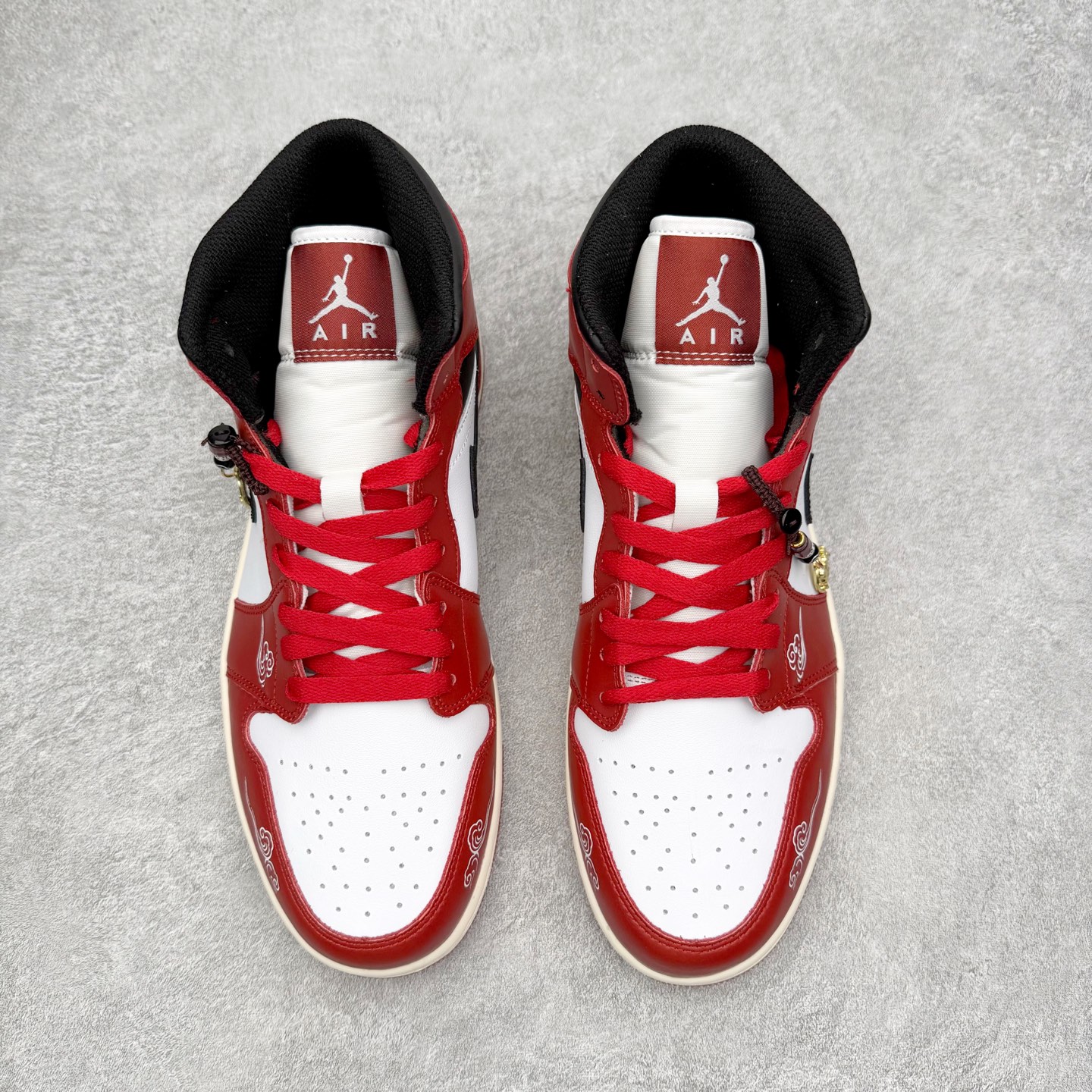 图片[2]-＃K版 Air Jordan AJ1 Mid 中帮 DQ8426-105 原厂内置全掌气垫 A模大底 头层小牛皮 鞋舌AJ原厂专用牛津布+AJ专用反口珍珠布+原厂无杂质高弹内里海棉 特殊封边弹力鞋带 全网唯一头层牛皮 原鞋开模 拒绝公底 购置公司同步原材料 原汁原味 忠于原版‼️尺码：36 36.5 37.5 38 38.5 39 40 40.5 41 42 42.5 43 44 44.5 45 46 47.5-选品中心