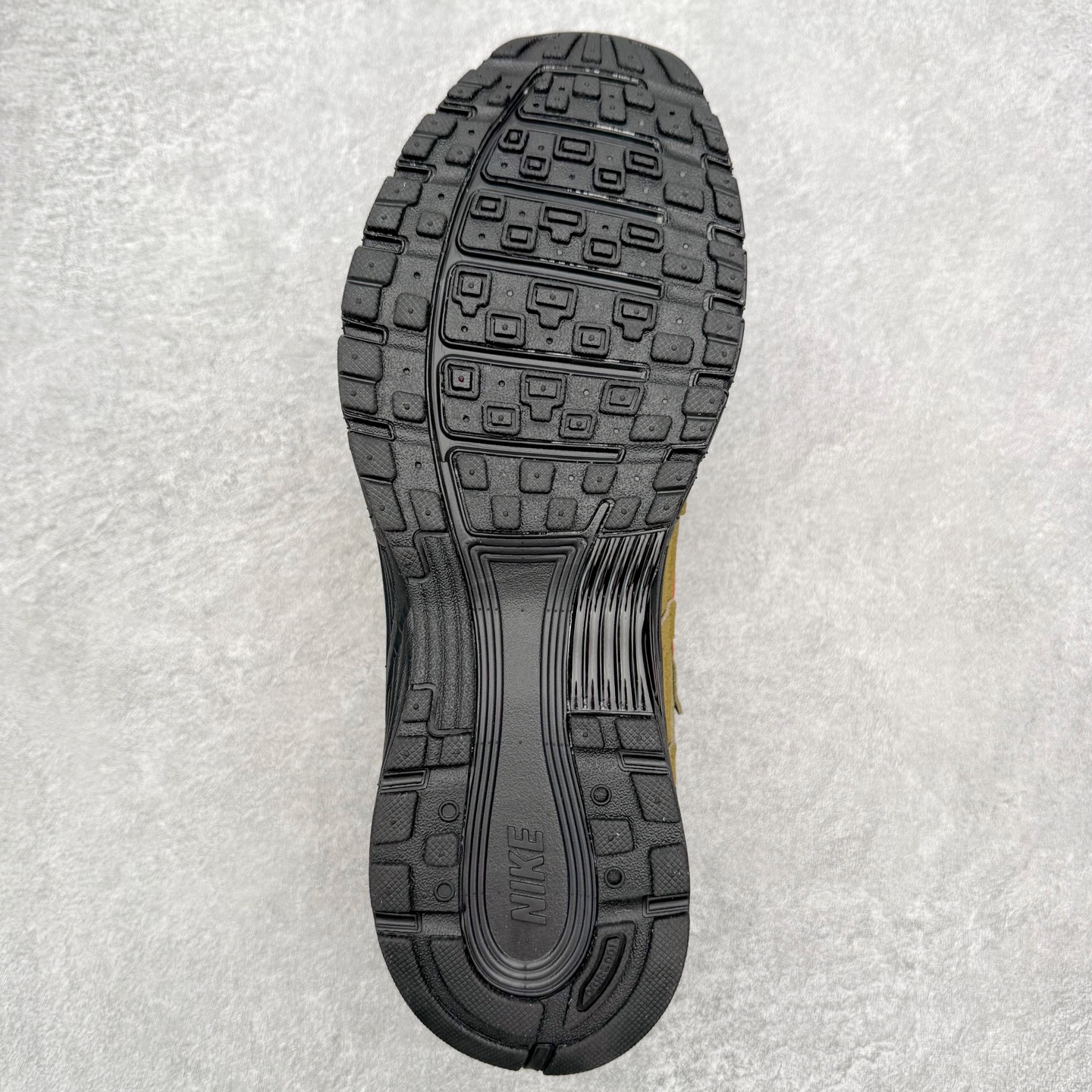 图片[9]-NK P-6000 系列低帮复古老爹风休闲运动舒适慢跑鞋 IH9064-300 融合 Pegasus 过往运动鞋设计 助力 21 世纪早期跑步运动跃升时尚新高度 采用透气网眼布、运动风格线条和耐穿覆面 兼具吸睛外观和舒适感受 中底泡绵以田径赛道为灵感 打造厚实设计 缔造出众缓震性能 尺码：36 36.5 37.5 38 38.5 39 40 40.5 41 42 42.5 43 44 44.5 45-选品中心