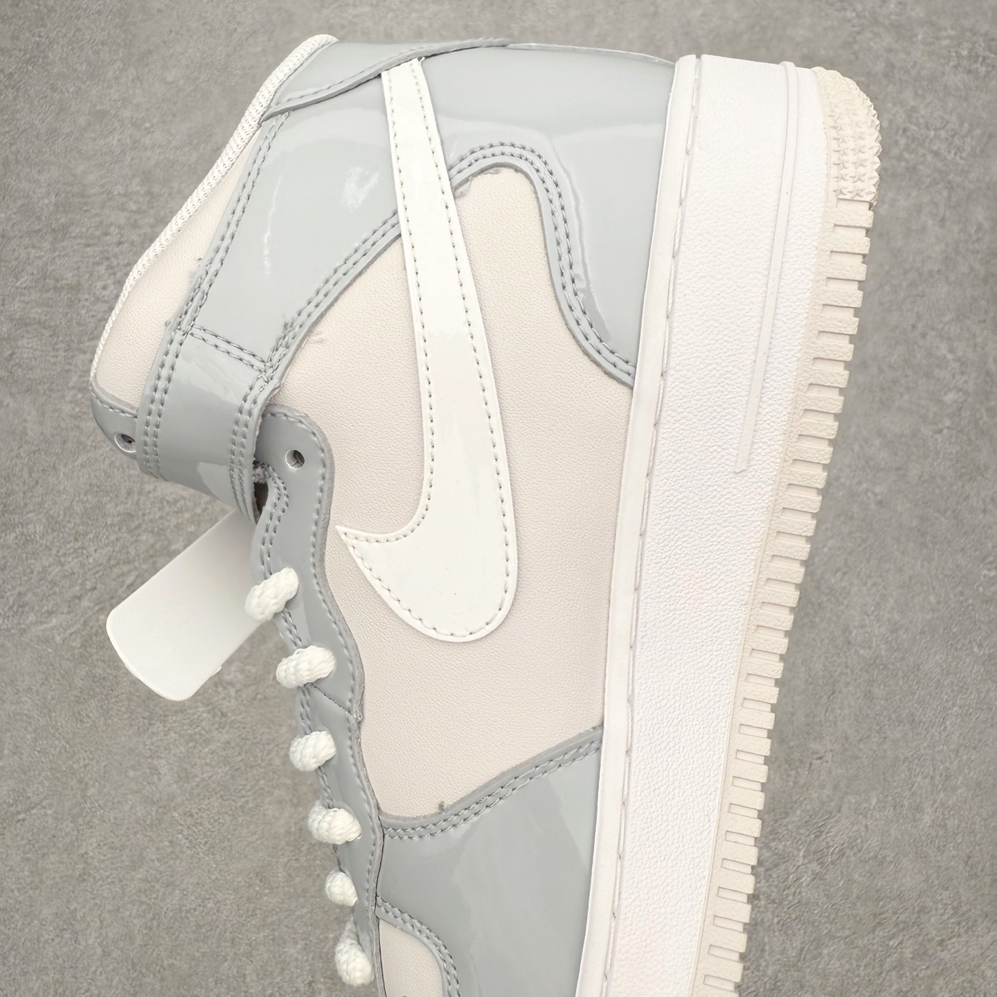 图片[7]-NK Air Force 1´07 Mid 空军一号中帮百搭休闲运动板鞋 HV9405-001 柔软、弹性十足的缓震性能和出色的中底设计 横跨复古与现代的外型结合 造就出风靡全球 三十多年的Force 1 直到今天还深受青睐 实拍调校N版已经零色差零失真 百分百还原实物色彩所见即所得 不存在货不对板色差等低级问题 选购参考实物拍摄 不混卖不参货 只用心做好货严格选品 承诺混一赔十 尺码：36 36.5 37.5 38 38.5 39 40 40.5 41 42 42.5 43 44 44.5 45-选品中心