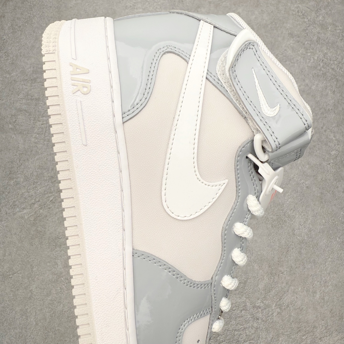 图片[6]-NK Air Force 1´07 Mid 空军一号中帮百搭休闲运动板鞋 HV9405-001 柔软、弹性十足的缓震性能和出色的中底设计 横跨复古与现代的外型结合 造就出风靡全球 三十多年的Force 1 直到今天还深受青睐 实拍调校N版已经零色差零失真 百分百还原实物色彩所见即所得 不存在货不对板色差等低级问题 选购参考实物拍摄 不混卖不参货 只用心做好货严格选品 承诺混一赔十 尺码：36 36.5 37.5 38 38.5 39 40 40.5 41 42 42.5 43 44 44.5 45-选品中心