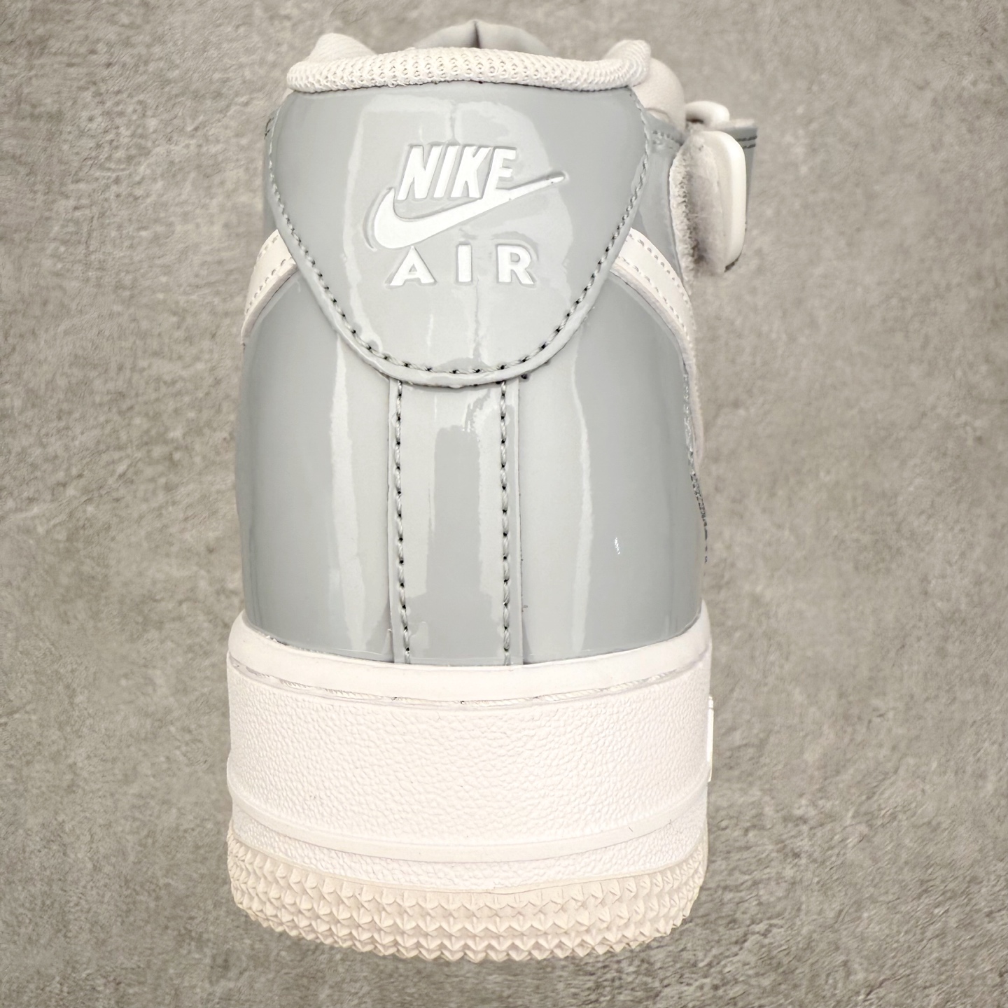 图片[8]-NK Air Force 1´07 Mid 空军一号中帮百搭休闲运动板鞋 HV9405-001 柔软、弹性十足的缓震性能和出色的中底设计 横跨复古与现代的外型结合 造就出风靡全球 三十多年的Force 1 直到今天还深受青睐 实拍调校N版已经零色差零失真 百分百还原实物色彩所见即所得 不存在货不对板色差等低级问题 选购参考实物拍摄 不混卖不参货 只用心做好货严格选品 承诺混一赔十 尺码：36 36.5 37.5 38 38.5 39 40 40.5 41 42 42.5 43 44 44.5 45-选品中心