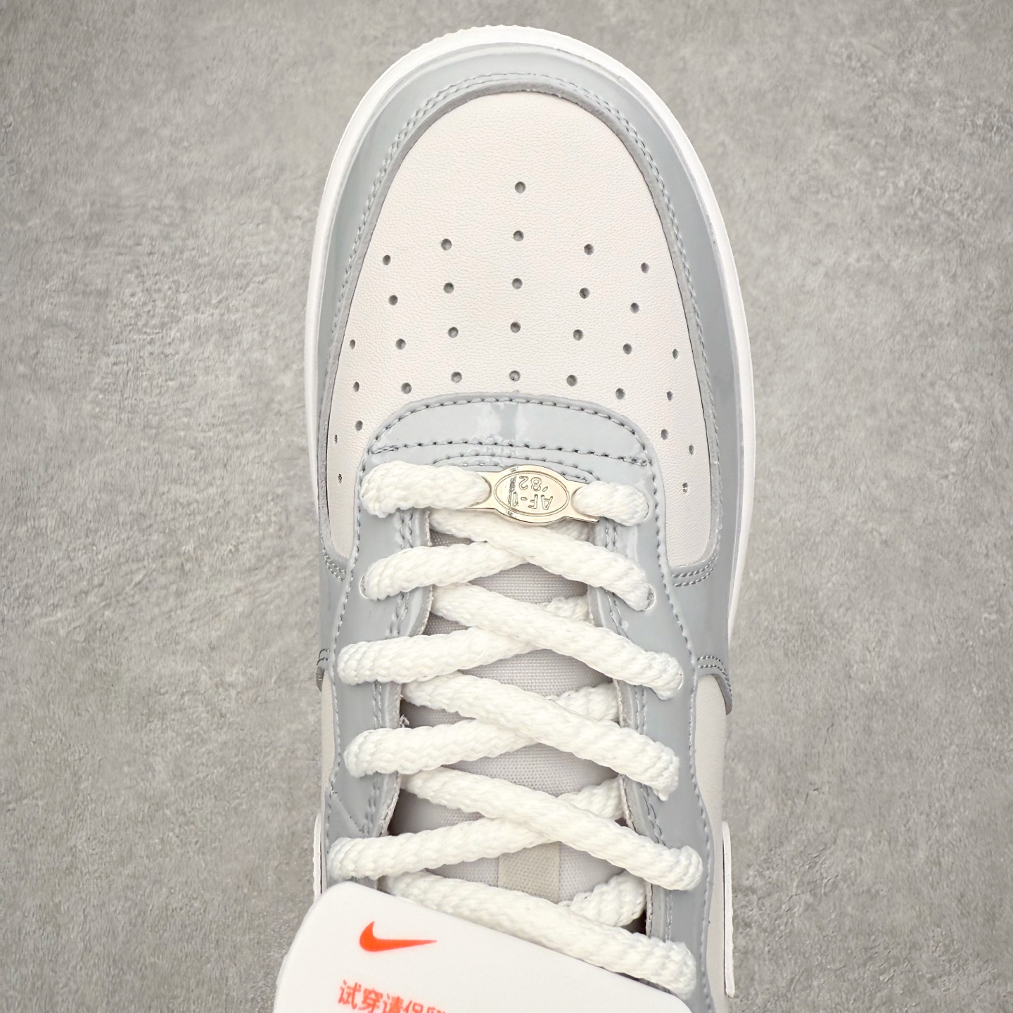 图片[4]-NK Air Force 1´07 Mid 空军一号中帮百搭休闲运动板鞋 HV9405-001 柔软、弹性十足的缓震性能和出色的中底设计 横跨复古与现代的外型结合 造就出风靡全球 三十多年的Force 1 直到今天还深受青睐 实拍调校N版已经零色差零失真 百分百还原实物色彩所见即所得 不存在货不对板色差等低级问题 选购参考实物拍摄 不混卖不参货 只用心做好货严格选品 承诺混一赔十 尺码：36 36.5 37.5 38 38.5 39 40 40.5 41 42 42.5 43 44 44.5 45-选品中心