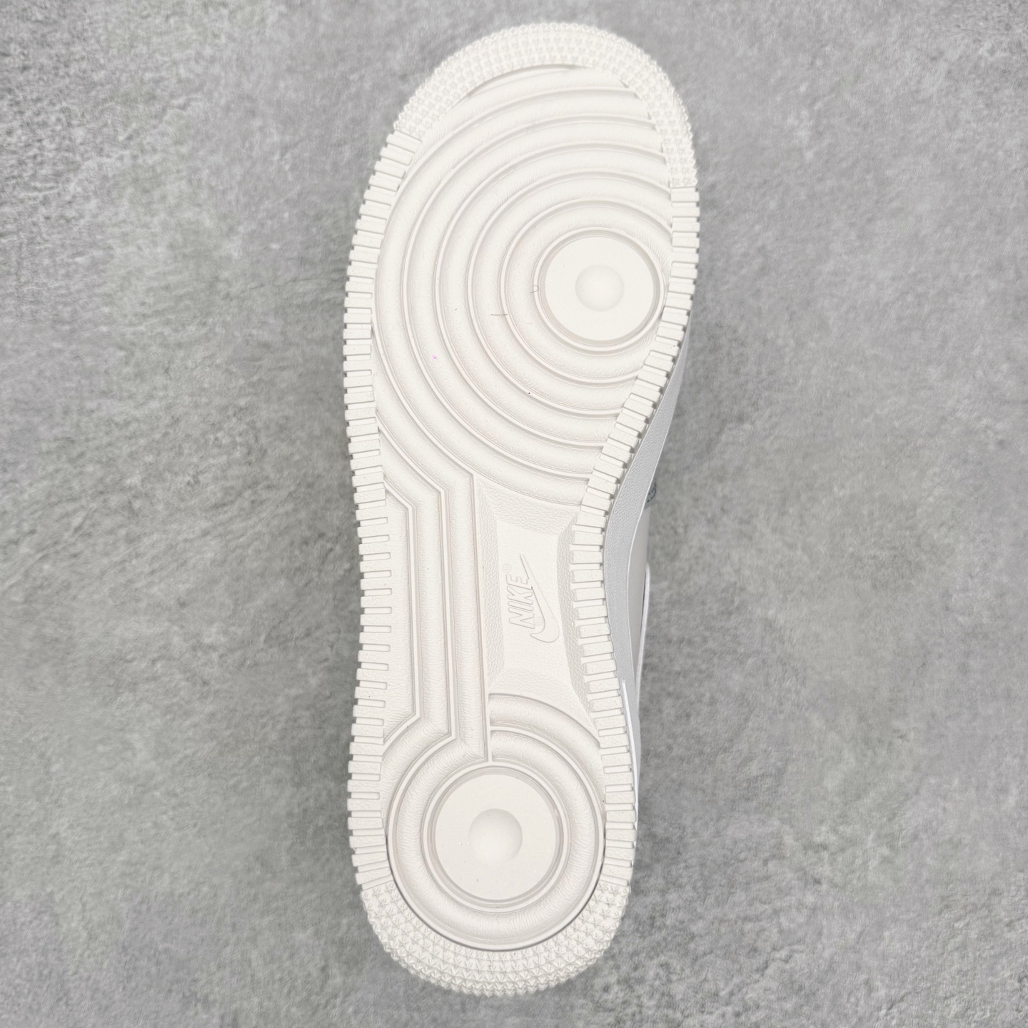 图片[9]-NK Air Force 1´07 Mid 空军一号中帮百搭休闲运动板鞋 HV9405-001 柔软、弹性十足的缓震性能和出色的中底设计 横跨复古与现代的外型结合 造就出风靡全球 三十多年的Force 1 直到今天还深受青睐 实拍调校N版已经零色差零失真 百分百还原实物色彩所见即所得 不存在货不对板色差等低级问题 选购参考实物拍摄 不混卖不参货 只用心做好货严格选品 承诺混一赔十 尺码：36 36.5 37.5 38 38.5 39 40 40.5 41 42 42.5 43 44 44.5 45-选品中心