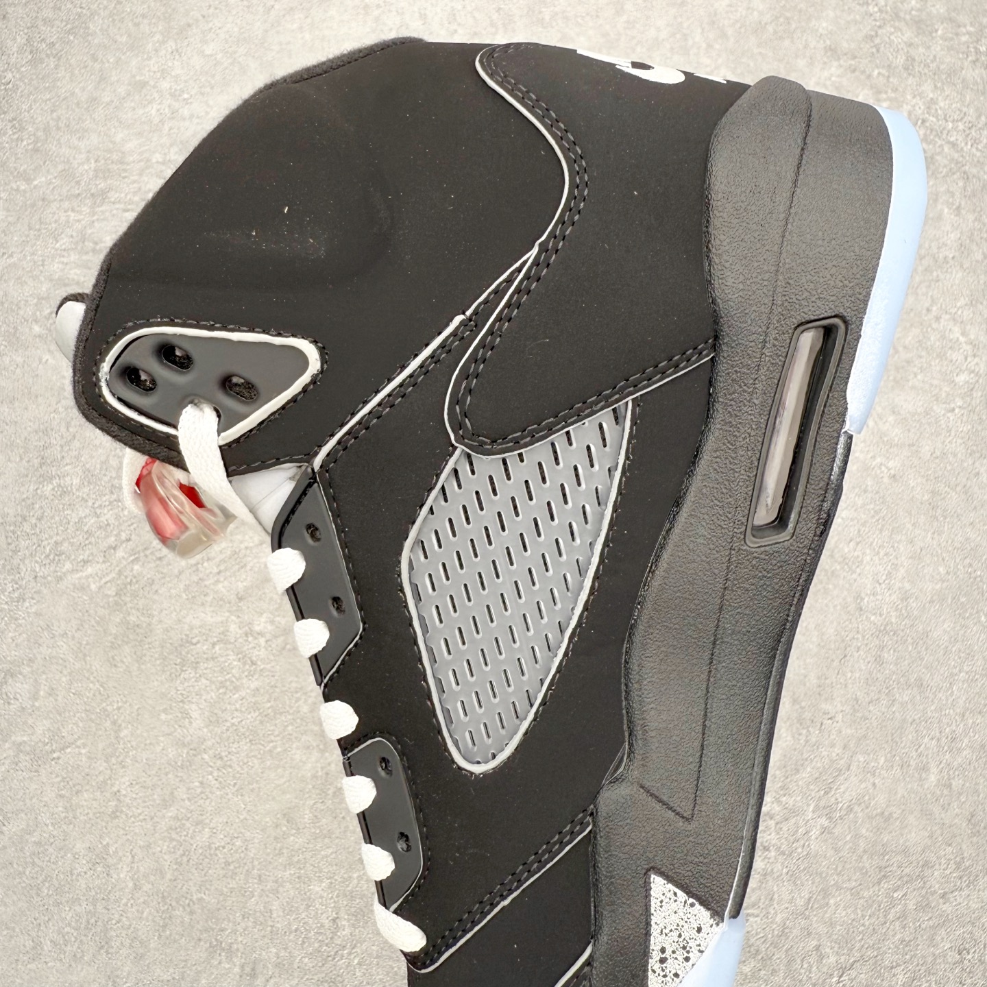 图片[7]-＃外贸版 Air Jordan AJ5 “Black Metallic Reimagined” 黑银 HF3975-001 原纸板楦头开发 进口头层皮料 完美鞋型匹配公司货 正确鞋舌立体高频 最新原厂底模 大底卡色咬花完美 鞋柜必备鞋款 终端现货供应 尺码：40 40.5 41 42 42.5 43 44 44.5 45 46 47.5-选品中心