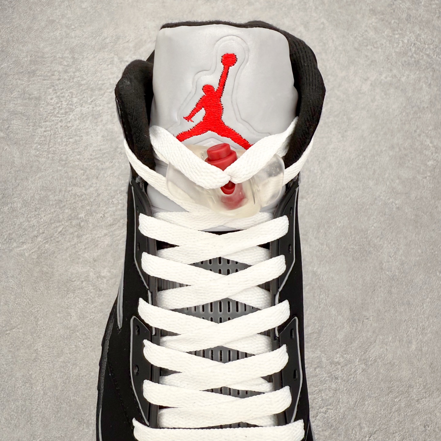 图片[5]-＃外贸版 Air Jordan AJ5 “Black Metallic Reimagined” 黑银 HF3975-001 原纸板楦头开发 进口头层皮料 完美鞋型匹配公司货 正确鞋舌立体高频 最新原厂底模 大底卡色咬花完美 鞋柜必备鞋款 终端现货供应 尺码：40 40.5 41 42 42.5 43 44 44.5 45 46 47.5-选品中心