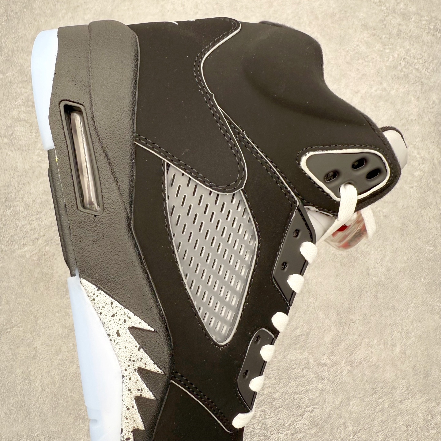 图片[6]-＃外贸版 Air Jordan AJ5 “Black Metallic Reimagined” 黑银 HF3975-001 原纸板楦头开发 进口头层皮料 完美鞋型匹配公司货 正确鞋舌立体高频 最新原厂底模 大底卡色咬花完美 鞋柜必备鞋款 终端现货供应 尺码：40 40.5 41 42 42.5 43 44 44.5 45 46 47.5-选品中心