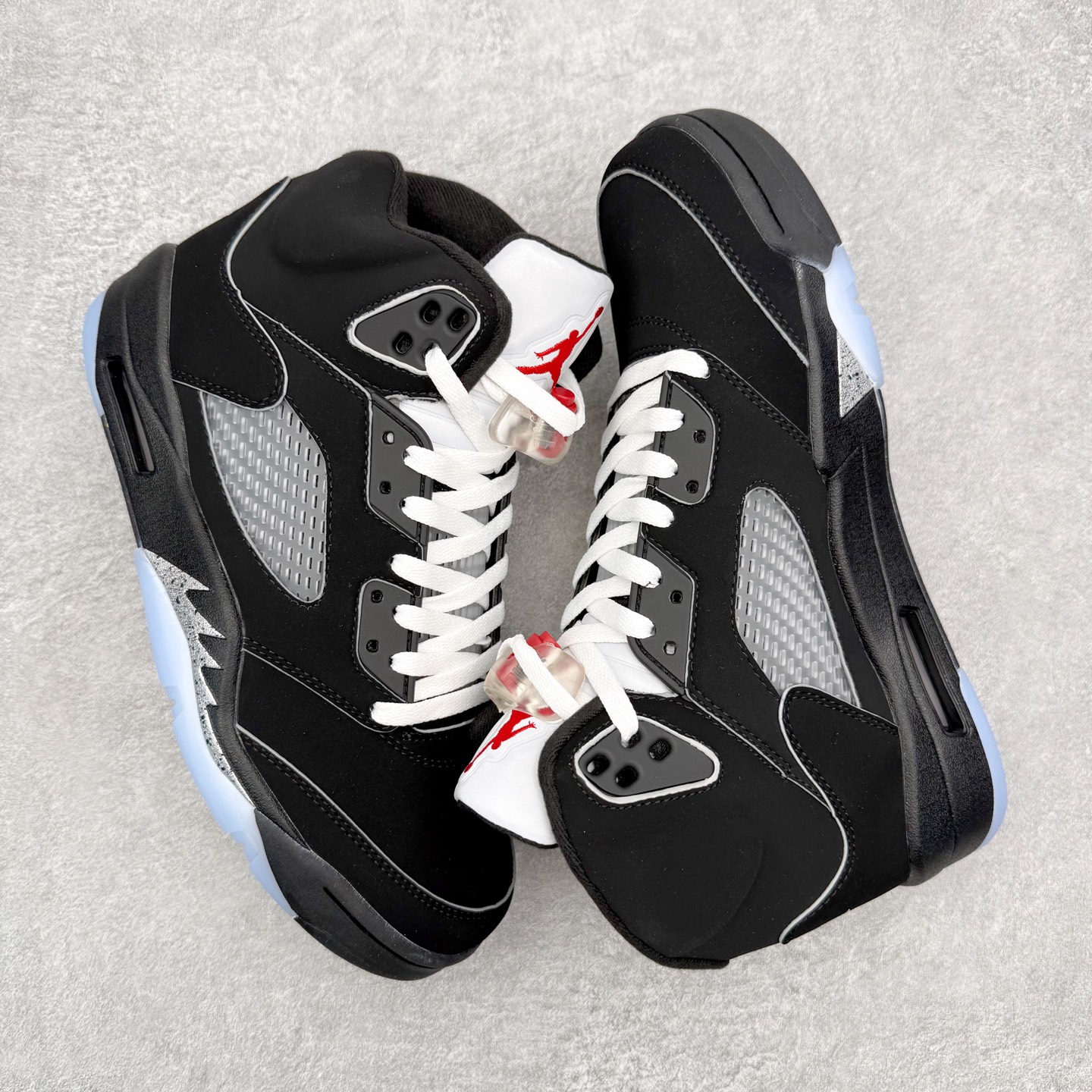 图片[3]-＃外贸版 Air Jordan AJ5 “Black Metallic Reimagined” 黑银 HF3975-001 原纸板楦头开发 进口头层皮料 完美鞋型匹配公司货 正确鞋舌立体高频 最新原厂底模 大底卡色咬花完美 鞋柜必备鞋款 终端现货供应 尺码：40 40.5 41 42 42.5 43 44 44.5 45 46 47.5-选品中心