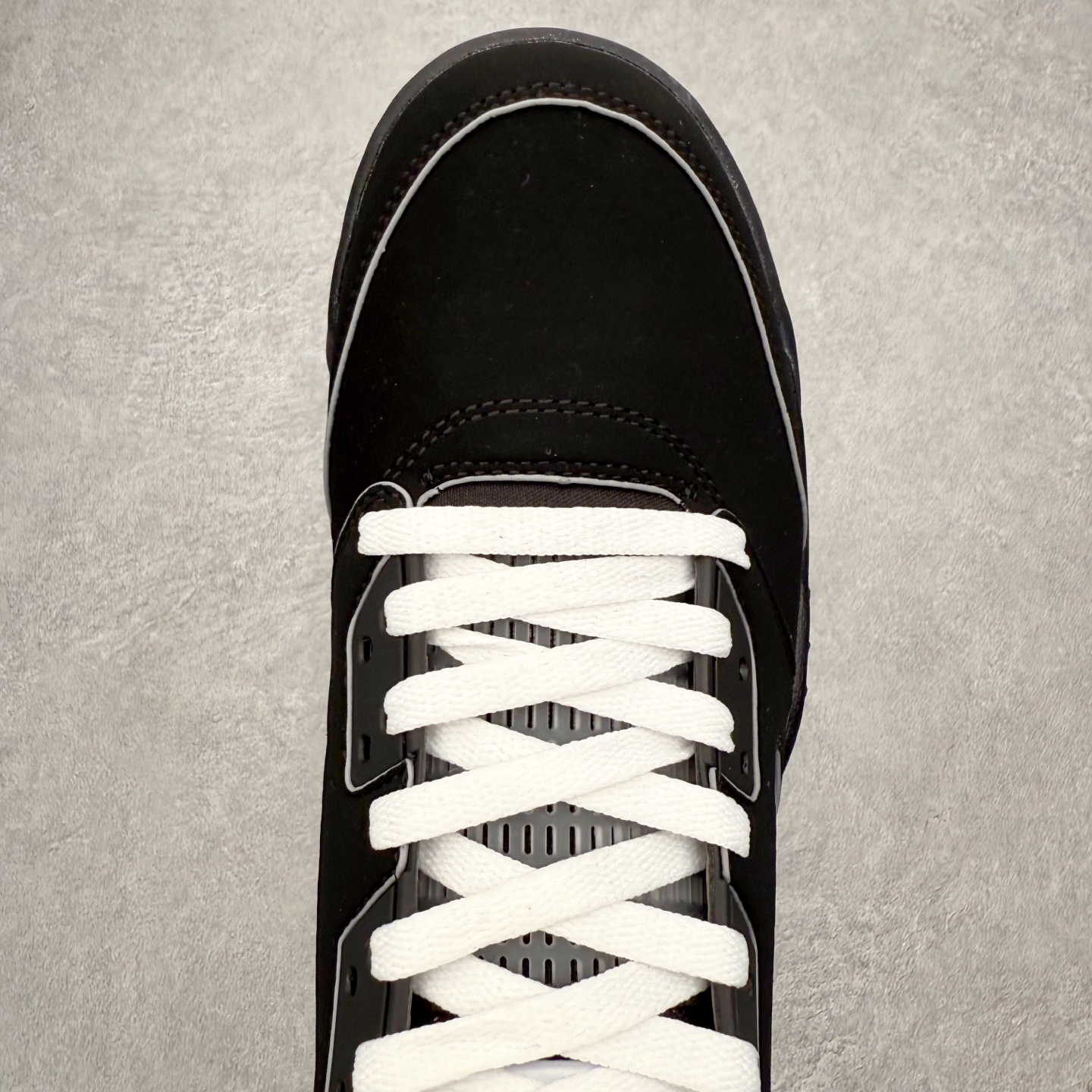 图片[4]-＃外贸版 Air Jordan AJ5 “Black Metallic Reimagined” 黑银 HF3975-001 原纸板楦头开发 进口头层皮料 完美鞋型匹配公司货 正确鞋舌立体高频 最新原厂底模 大底卡色咬花完美 鞋柜必备鞋款 终端现货供应 尺码：40 40.5 41 42 42.5 43 44 44.5 45 46 47.5-选品中心