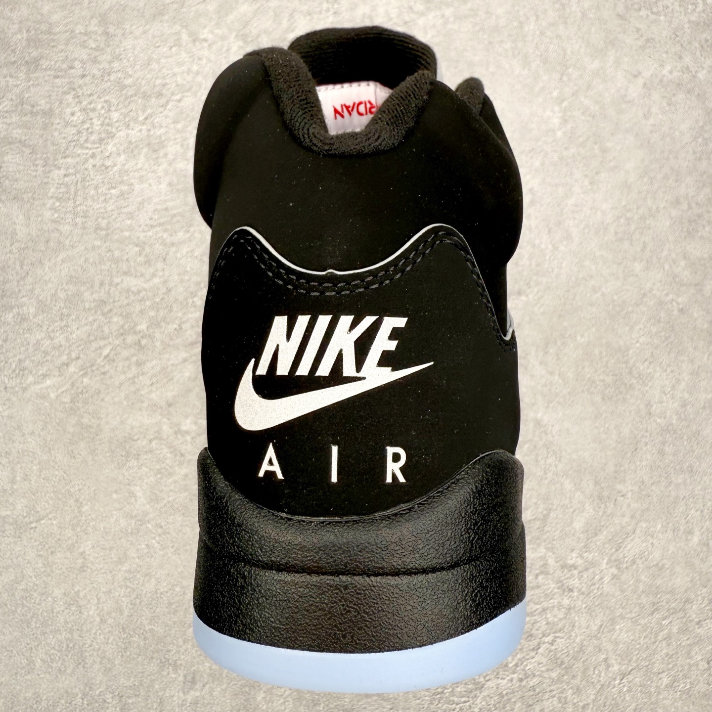 图片[8]-＃外贸版 Air Jordan AJ5 “Black Metallic Reimagined” 黑银 HF3975-001 原纸板楦头开发 进口头层皮料 完美鞋型匹配公司货 正确鞋舌立体高频 最新原厂底模 大底卡色咬花完美 鞋柜必备鞋款 终端现货供应 尺码：40 40.5 41 42 42.5 43 44 44.5 45 46 47.5-选品中心