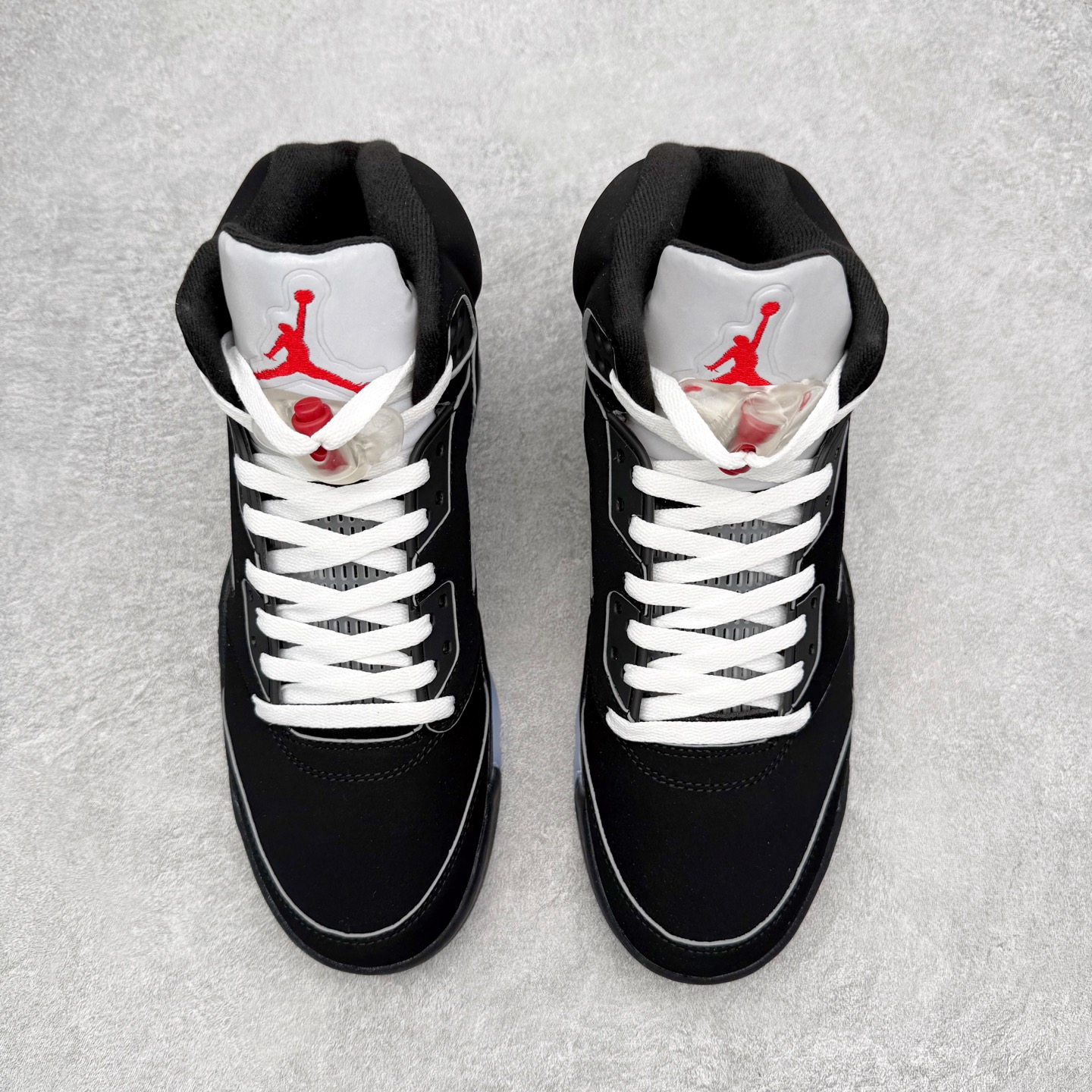 图片[2]-＃外贸版 Air Jordan AJ5 “Black Metallic Reimagined” 黑银 HF3975-001 原纸板楦头开发 进口头层皮料 完美鞋型匹配公司货 正确鞋舌立体高频 最新原厂底模 大底卡色咬花完美 鞋柜必备鞋款 终端现货供应 尺码：40 40.5 41 42 42.5 43 44 44.5 45 46 47.5-选品中心