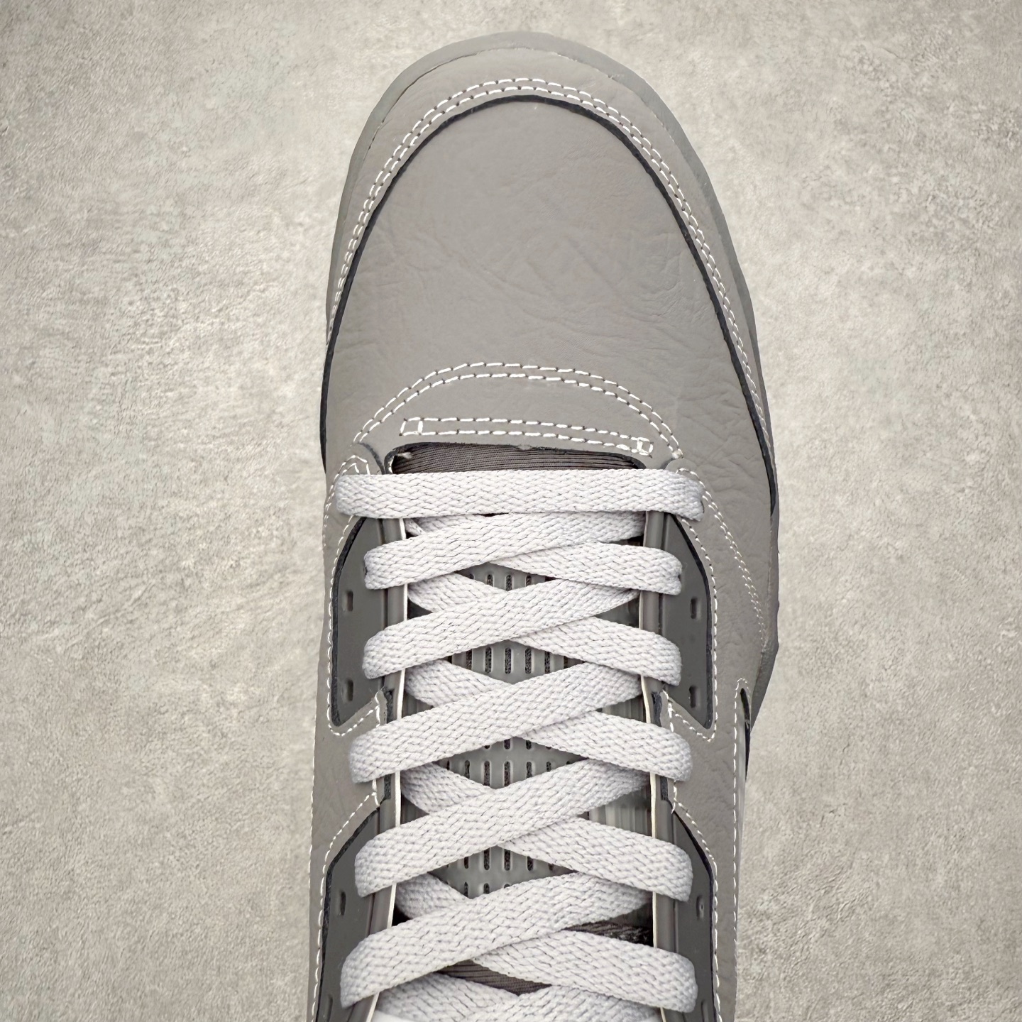 图片[4]-＃外贸版 Air Jordan AJ5 OG 狼灰 DD0587-002 原纸板楦头开发 进口头层皮料 完美鞋型匹配公司货 正确鞋舌立体高频 最新原厂底模 大底卡色咬花完美 鞋柜必备鞋款 终端现货供应 尺码：40 40.5 41 42 42.5 43 44 44.5 45 46 47.5-选品中心