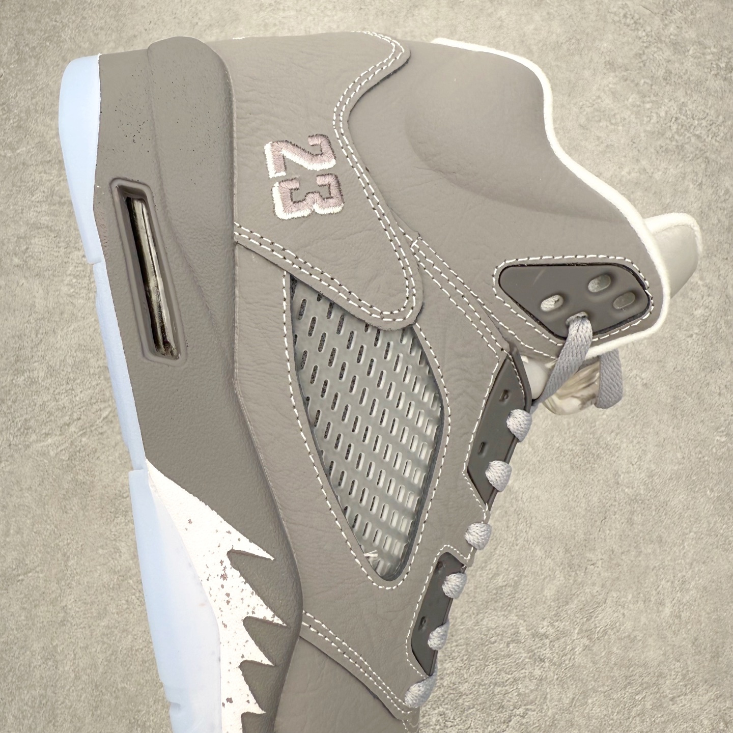 图片[6]-＃外贸版 Air Jordan AJ5 OG 狼灰 DD0587-002 原纸板楦头开发 进口头层皮料 完美鞋型匹配公司货 正确鞋舌立体高频 最新原厂底模 大底卡色咬花完美 鞋柜必备鞋款 终端现货供应 尺码：40 40.5 41 42 42.5 43 44 44.5 45 46 47.5-选品中心