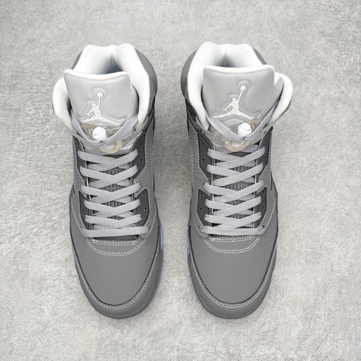 图片[2]-＃外贸版 Air Jordan AJ5 OG 狼灰 DD0587-002 原纸板楦头开发 进口头层皮料 完美鞋型匹配公司货 正确鞋舌立体高频 最新原厂底模 大底卡色咬花完美 鞋柜必备鞋款 终端现货供应 尺码：40 40.5 41 42 42.5 43 44 44.5 45 46 47.5-选品中心