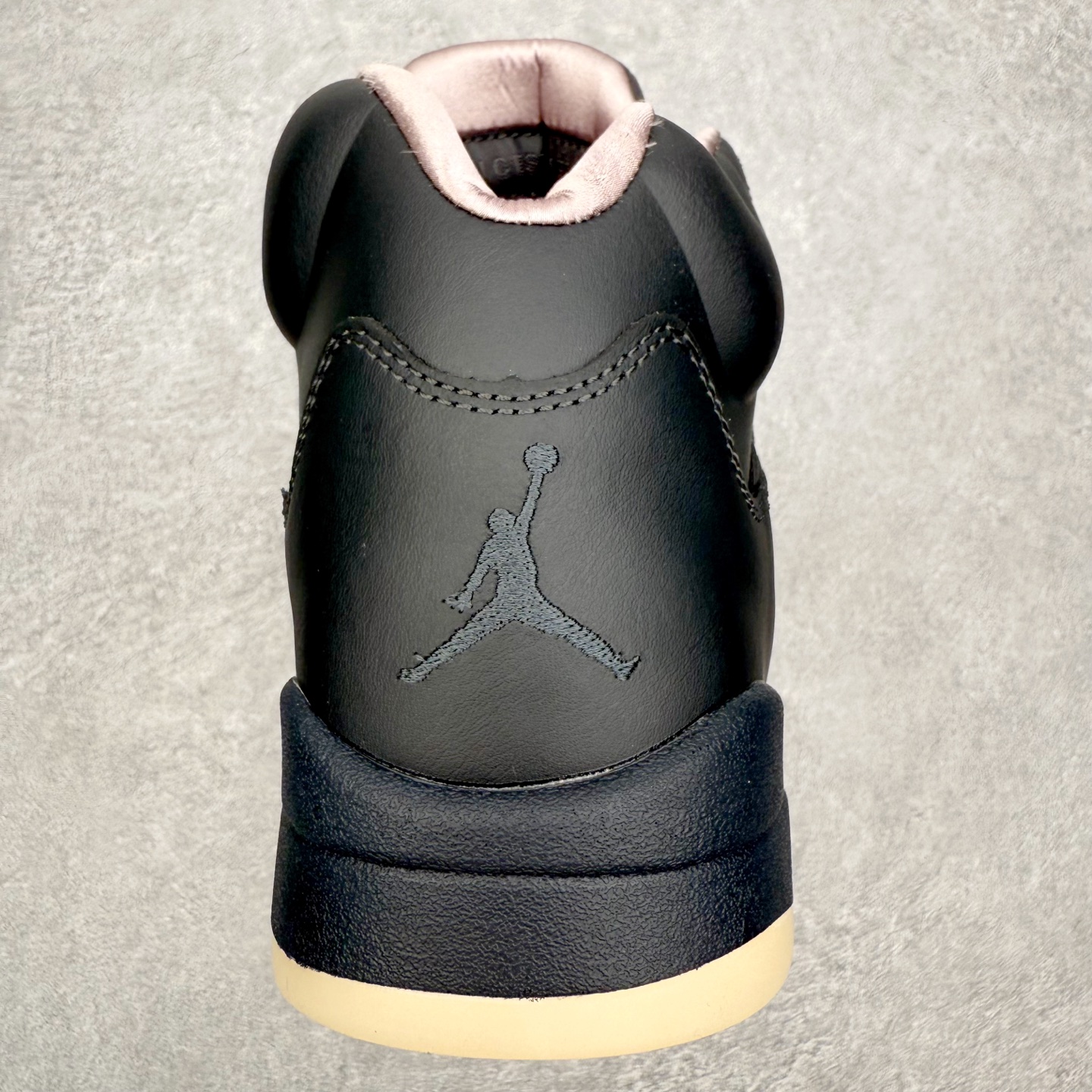 图片[8]-＃外贸版 PSG x Air Jordan AJ5 Retro 联名黑粉 HQ3004-001 原纸板楦头开发 进口头层皮料 完美鞋型匹配公司货 正确鞋舌立体高频 最新原厂底模 大底卡色咬花完美 鞋柜必备鞋款 终端现货供应 尺码：40 40.5 41 42 42.5 43 44 44.5 45 46 47.5-选品中心