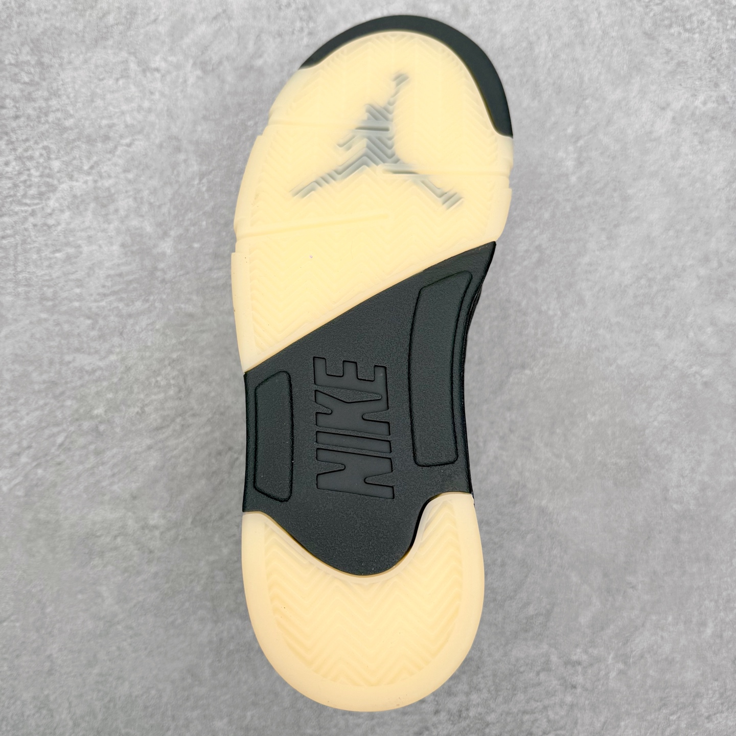 图片[9]-＃外贸版 PSG x Air Jordan AJ5 Retro 联名黑粉 HQ3004-001 原纸板楦头开发 进口头层皮料 完美鞋型匹配公司货 正确鞋舌立体高频 最新原厂底模 大底卡色咬花完美 鞋柜必备鞋款 终端现货供应 尺码：40 40.5 41 42 42.5 43 44 44.5 45 46 47.5-选品中心