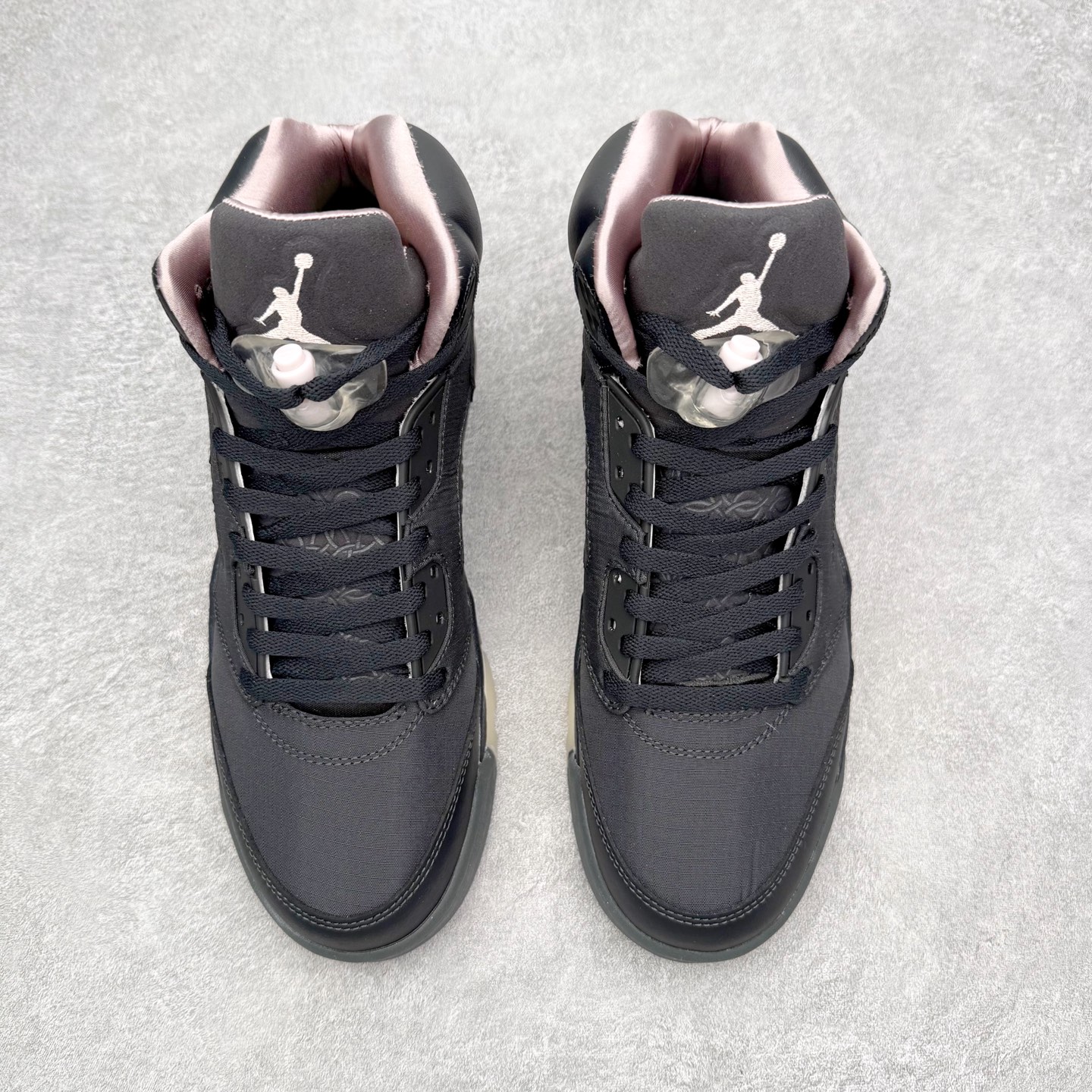 图片[2]-＃外贸版 PSG x Air Jordan AJ5 Retro 联名黑粉 HQ3004-001 原纸板楦头开发 进口头层皮料 完美鞋型匹配公司货 正确鞋舌立体高频 最新原厂底模 大底卡色咬花完美 鞋柜必备鞋款 终端现货供应 尺码：40 40.5 41 42 42.5 43 44 44.5 45 46 47.5-选品中心