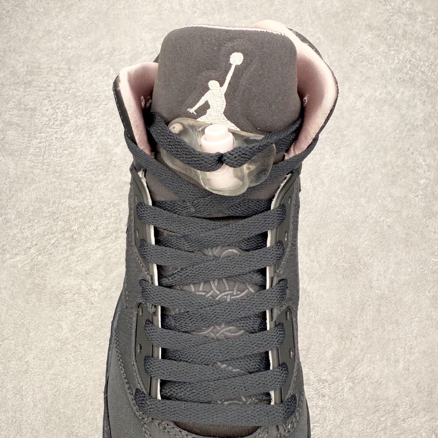 图片[5]-＃外贸版 PSG x Air Jordan AJ5 Retro 联名黑粉 HQ3004-001 原纸板楦头开发 进口头层皮料 完美鞋型匹配公司货 正确鞋舌立体高频 最新原厂底模 大底卡色咬花完美 鞋柜必备鞋款 终端现货供应 尺码：40 40.5 41 42 42.5 43 44 44.5 45 46 47.5-选品中心