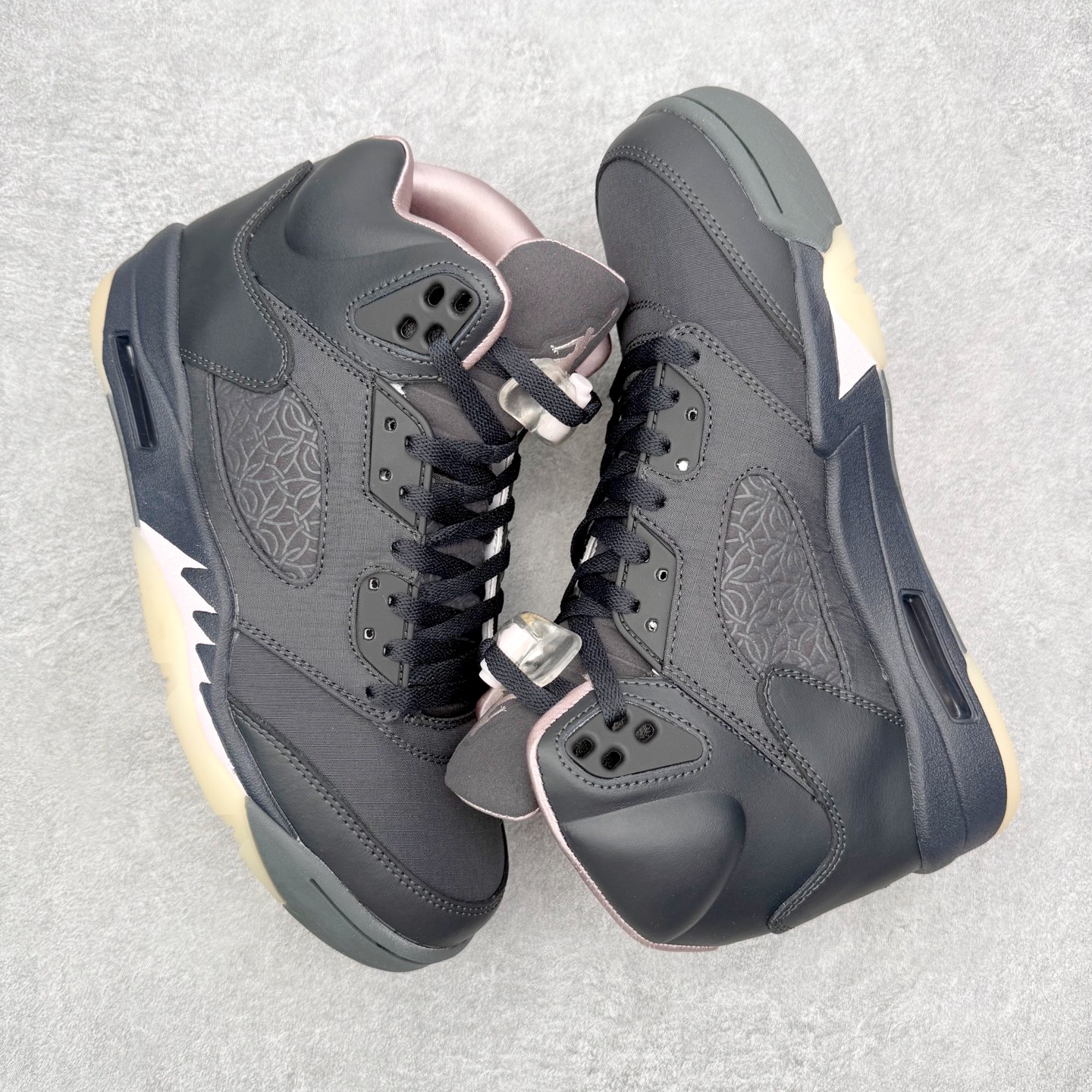 图片[3]-＃外贸版 PSG x Air Jordan AJ5 Retro 联名黑粉 HQ3004-001 原纸板楦头开发 进口头层皮料 完美鞋型匹配公司货 正确鞋舌立体高频 最新原厂底模 大底卡色咬花完美 鞋柜必备鞋款 终端现货供应 尺码：40 40.5 41 42 42.5 43 44 44.5 45 46 47.5-选品中心