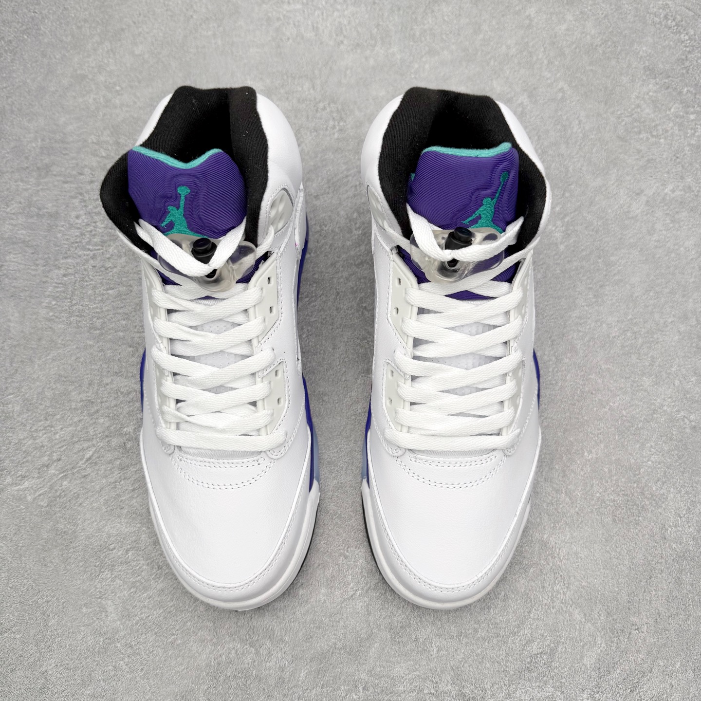 图片[2]-＃外贸版 Air Jordan AJ5 Retro 白紫 HQ7979-100 原纸板楦头开发 进口头层皮料 完美鞋型匹配公司货 正确鞋舌立体高频 最新原厂底模 大底卡色咬花完美 鞋柜必备鞋款 终端现货供应 尺码：40 40.5 41 42 42.5 43 44 44.5 45 46 47.5-选品中心