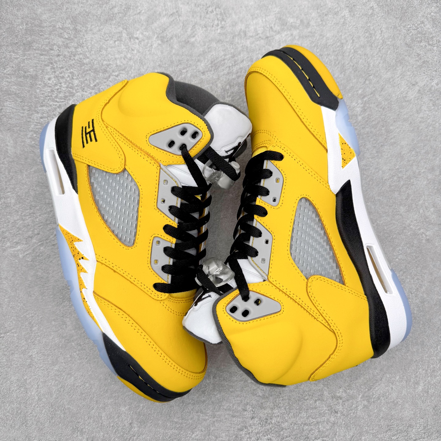 图片[3]-＃外贸版 Air Jordan AJ5 Retro Tokyo T23 京东黑黄 IO3372-700 原纸板楦头开发 进口头层皮料 完美鞋型匹配公司货 正确鞋舌立体高频 最新原厂底模 大底卡色咬花完美 鞋柜必备鞋款 终端现货供应 尺码：40 40.5 41 42 42.5 43 44 44.5 45 46 47.5-选品中心