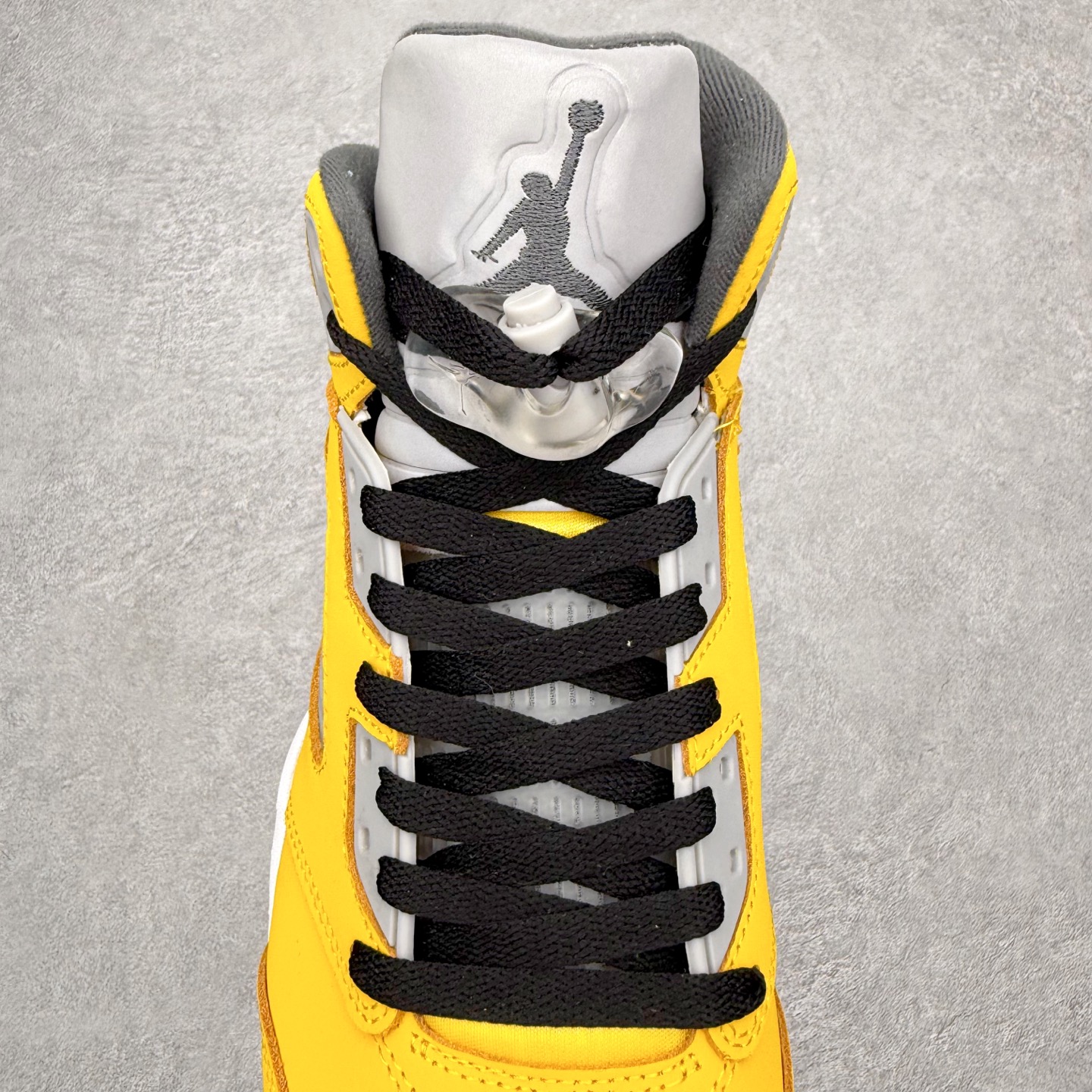 图片[5]-＃外贸版 Air Jordan AJ5 Retro Tokyo T23 京东黑黄 IO3372-700 原纸板楦头开发 进口头层皮料 完美鞋型匹配公司货 正确鞋舌立体高频 最新原厂底模 大底卡色咬花完美 鞋柜必备鞋款 终端现货供应 尺码：40 40.5 41 42 42.5 43 44 44.5 45 46 47.5-选品中心