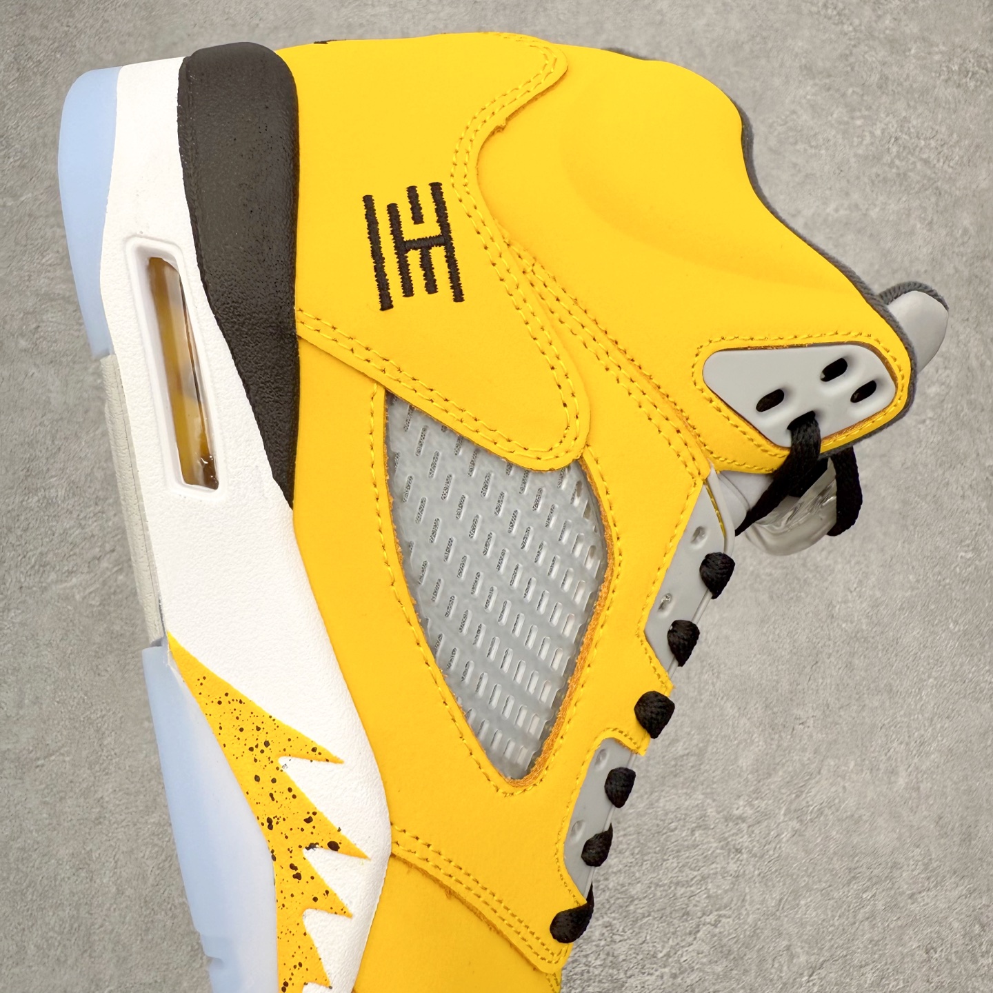 图片[6]-＃外贸版 Air Jordan AJ5 Retro Tokyo T23 京东黑黄 IO3372-700 原纸板楦头开发 进口头层皮料 完美鞋型匹配公司货 正确鞋舌立体高频 最新原厂底模 大底卡色咬花完美 鞋柜必备鞋款 终端现货供应 尺码：40 40.5 41 42 42.5 43 44 44.5 45 46 47.5-选品中心