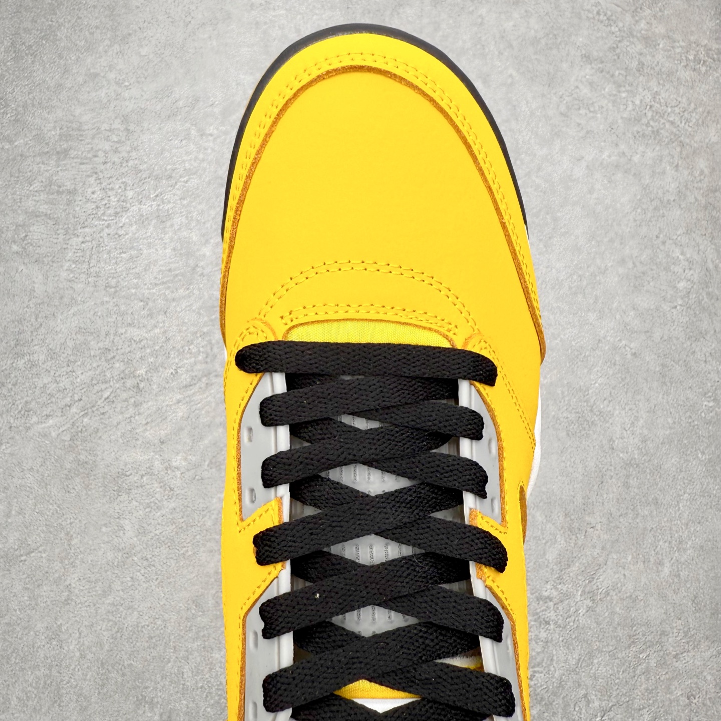 图片[4]-＃外贸版 Air Jordan AJ5 Retro Tokyo T23 京东黑黄 IO3372-700 原纸板楦头开发 进口头层皮料 完美鞋型匹配公司货 正确鞋舌立体高频 最新原厂底模 大底卡色咬花完美 鞋柜必备鞋款 终端现货供应 尺码：40 40.5 41 42 42.5 43 44 44.5 45 46 47.5-选品中心