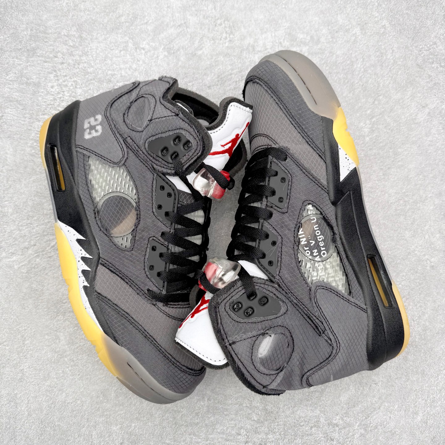 图片[3]-＃外贸版 Off-White™ x Air Jordan Retro AJ5 OW联名黑蝉翼 DH8565-100 原纸板楦头开发 进口头层皮料 完美鞋型匹配公司货 正确鞋舌立体高频 最新原厂底模 大底卡色咬花完美 鞋柜必备鞋款 终端现货供应 尺码：40 40.5 41 42 42.5 43 44 44.5 45 46 47.5-选品中心