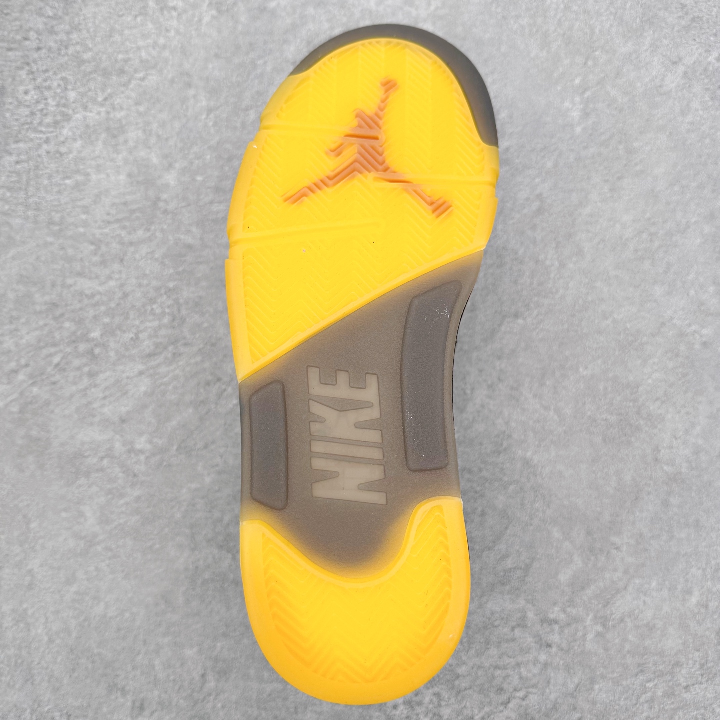 图片[9]-＃外贸版 Off-White™ x Air Jordan Retro AJ5 OW联名黑蝉翼 DH8565-100 原纸板楦头开发 进口头层皮料 完美鞋型匹配公司货 正确鞋舌立体高频 最新原厂底模 大底卡色咬花完美 鞋柜必备鞋款 终端现货供应 尺码：40 40.5 41 42 42.5 43 44 44.5 45 46 47.5-选品中心