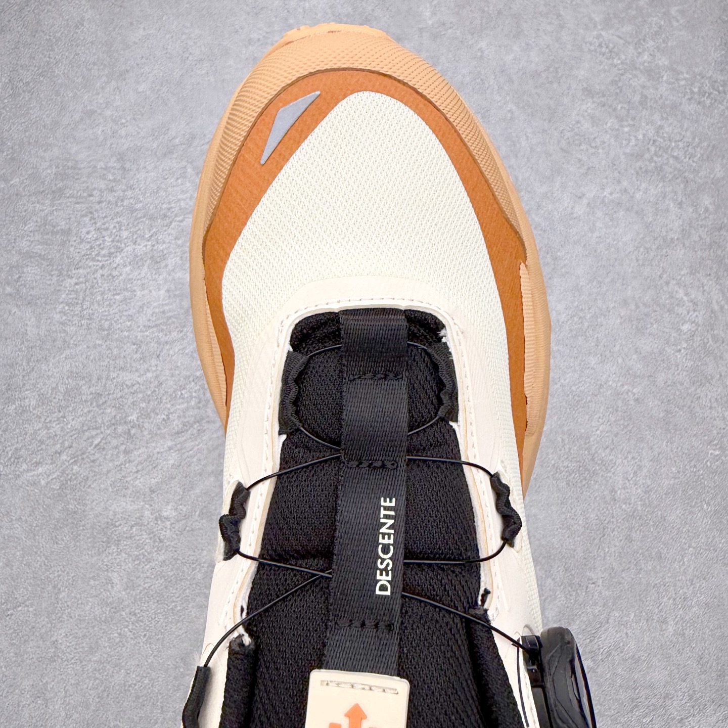 图片[4]-迪桑特DESCENTE SKI STYLE 系列 GORE-TEX 舒适耐磨防水低帮徒步鞋 男女同款 DESCENTE（迪桑特）创立于1935年，品牌名取自法语词汇，意为“滑降”。品牌箭头标识代表滑雪的三种技术“高速直线滑行”、“穿越”和“侧滑”，也寓意品牌在打造高端专业运动产品中不断追求完美的创新精神，致力于成为中国高端专业滑雪、综训、女子、铁人三项、高尔夫的第一品牌。实拍调校N版已经零色差零失真 百分百还原实物色彩所见即所得 不存在货不对板色差等低级问题 选购参考实物拍摄 不混卖不参货 只用心做好货严格选品 承诺混一赔十 尺码：36 36.5 37.5 38 38.5 39 40 40.5 41 42 42.5 43 44 44.5 45-选品中心