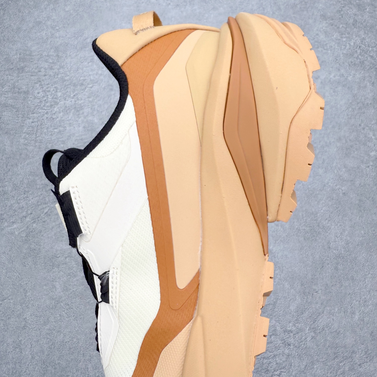 图片[7]-迪桑特DESCENTE SKI STYLE 系列 GORE-TEX 舒适耐磨防水低帮徒步鞋 男女同款 DESCENTE（迪桑特）创立于1935年，品牌名取自法语词汇，意为“滑降”。品牌箭头标识代表滑雪的三种技术“高速直线滑行”、“穿越”和“侧滑”，也寓意品牌在打造高端专业运动产品中不断追求完美的创新精神，致力于成为中国高端专业滑雪、综训、女子、铁人三项、高尔夫的第一品牌。实拍调校N版已经零色差零失真 百分百还原实物色彩所见即所得 不存在货不对板色差等低级问题 选购参考实物拍摄 不混卖不参货 只用心做好货严格选品 承诺混一赔十 尺码：36 36.5 37.5 38 38.5 39 40 40.5 41 42 42.5 43 44 44.5 45-选品中心