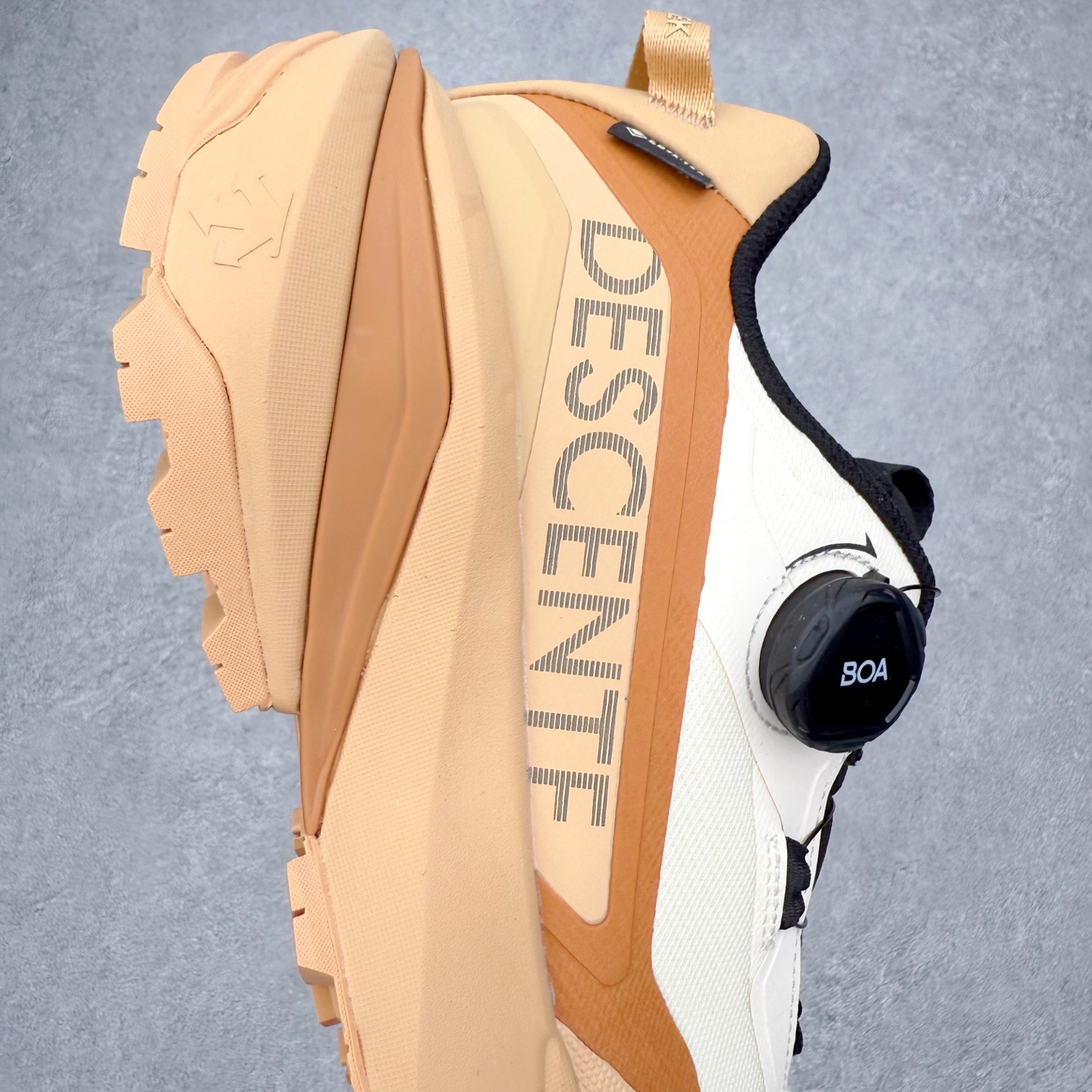 图片[6]-迪桑特DESCENTE SKI STYLE 系列 GORE-TEX 舒适耐磨防水低帮徒步鞋 男女同款 DESCENTE（迪桑特）创立于1935年，品牌名取自法语词汇，意为“滑降”。品牌箭头标识代表滑雪的三种技术“高速直线滑行”、“穿越”和“侧滑”，也寓意品牌在打造高端专业运动产品中不断追求完美的创新精神，致力于成为中国高端专业滑雪、综训、女子、铁人三项、高尔夫的第一品牌。实拍调校N版已经零色差零失真 百分百还原实物色彩所见即所得 不存在货不对板色差等低级问题 选购参考实物拍摄 不混卖不参货 只用心做好货严格选品 承诺混一赔十 尺码：36 36.5 37.5 38 38.5 39 40 40.5 41 42 42.5 43 44 44.5 45-选品中心