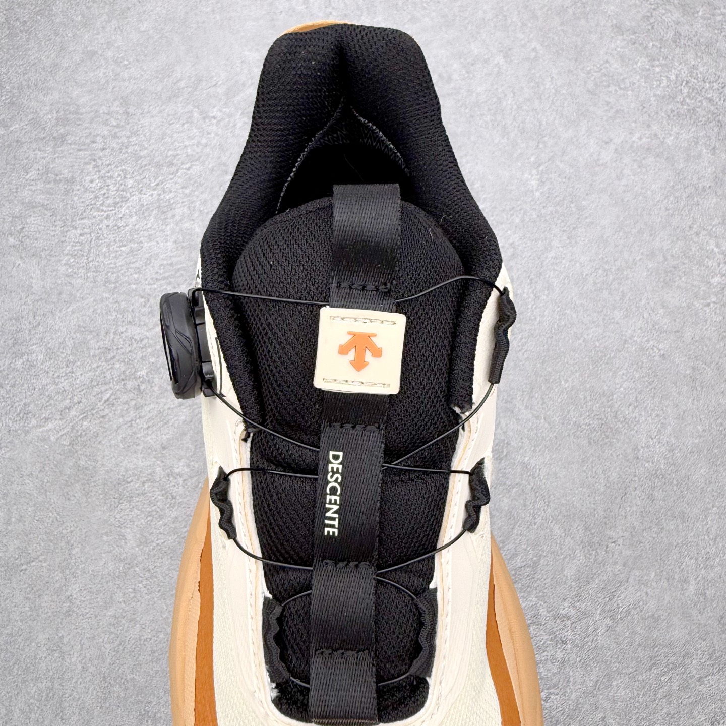 图片[5]-迪桑特DESCENTE SKI STYLE 系列 GORE-TEX 舒适耐磨防水低帮徒步鞋 男女同款 DESCENTE（迪桑特）创立于1935年，品牌名取自法语词汇，意为“滑降”。品牌箭头标识代表滑雪的三种技术“高速直线滑行”、“穿越”和“侧滑”，也寓意品牌在打造高端专业运动产品中不断追求完美的创新精神，致力于成为中国高端专业滑雪、综训、女子、铁人三项、高尔夫的第一品牌。实拍调校N版已经零色差零失真 百分百还原实物色彩所见即所得 不存在货不对板色差等低级问题 选购参考实物拍摄 不混卖不参货 只用心做好货严格选品 承诺混一赔十 尺码：36 36.5 37.5 38 38.5 39 40 40.5 41 42 42.5 43 44 44.5 45-选品中心