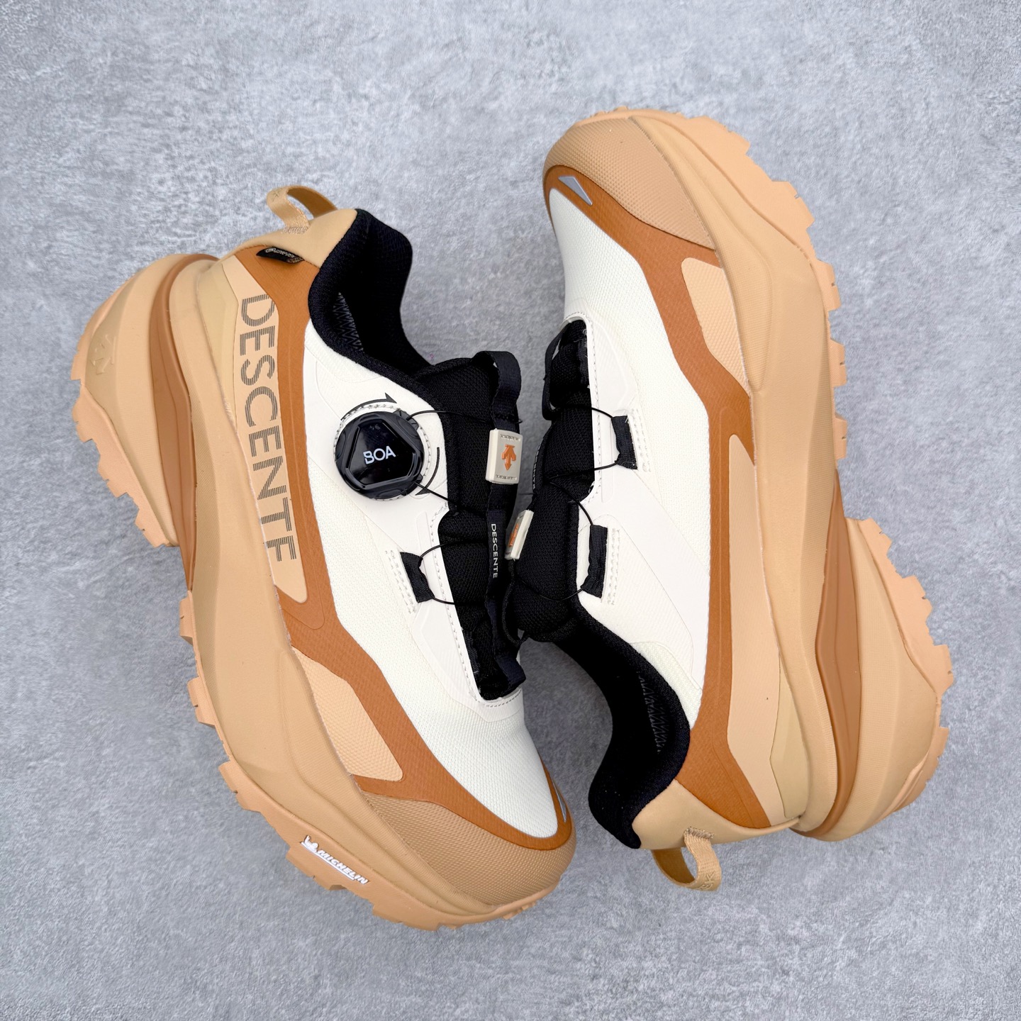 图片[3]-迪桑特DESCENTE SKI STYLE 系列 GORE-TEX 舒适耐磨防水低帮徒步鞋 男女同款 DESCENTE（迪桑特）创立于1935年，品牌名取自法语词汇，意为“滑降”。品牌箭头标识代表滑雪的三种技术“高速直线滑行”、“穿越”和“侧滑”，也寓意品牌在打造高端专业运动产品中不断追求完美的创新精神，致力于成为中国高端专业滑雪、综训、女子、铁人三项、高尔夫的第一品牌。实拍调校N版已经零色差零失真 百分百还原实物色彩所见即所得 不存在货不对板色差等低级问题 选购参考实物拍摄 不混卖不参货 只用心做好货严格选品 承诺混一赔十 尺码：36 36.5 37.5 38 38.5 39 40 40.5 41 42 42.5 43 44 44.5 45-选品中心