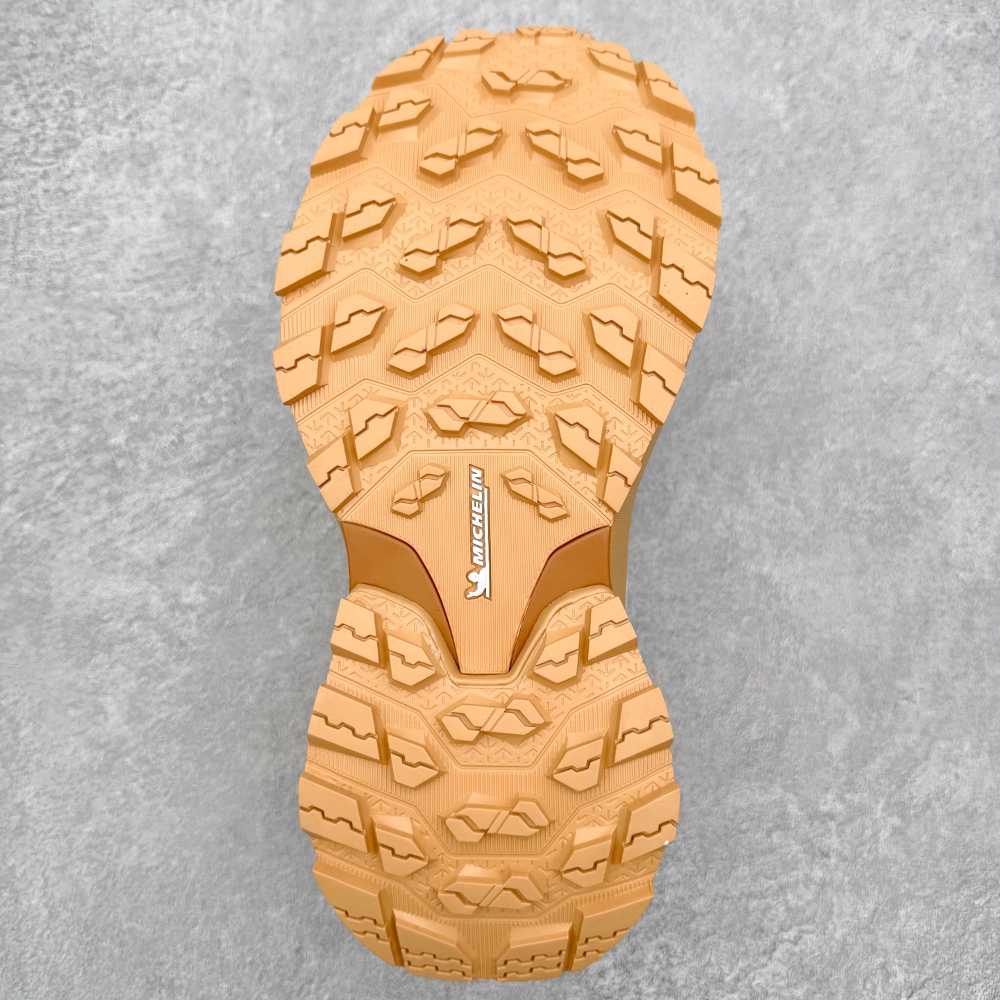 图片[9]-迪桑特DESCENTE SKI STYLE 系列 GORE-TEX 舒适耐磨防水低帮徒步鞋 男女同款 DESCENTE（迪桑特）创立于1935年，品牌名取自法语词汇，意为“滑降”。品牌箭头标识代表滑雪的三种技术“高速直线滑行”、“穿越”和“侧滑”，也寓意品牌在打造高端专业运动产品中不断追求完美的创新精神，致力于成为中国高端专业滑雪、综训、女子、铁人三项、高尔夫的第一品牌。实拍调校N版已经零色差零失真 百分百还原实物色彩所见即所得 不存在货不对板色差等低级问题 选购参考实物拍摄 不混卖不参货 只用心做好货严格选品 承诺混一赔十 尺码：36 36.5 37.5 38 38.5 39 40 40.5 41 42 42.5 43 44 44.5 45-选品中心