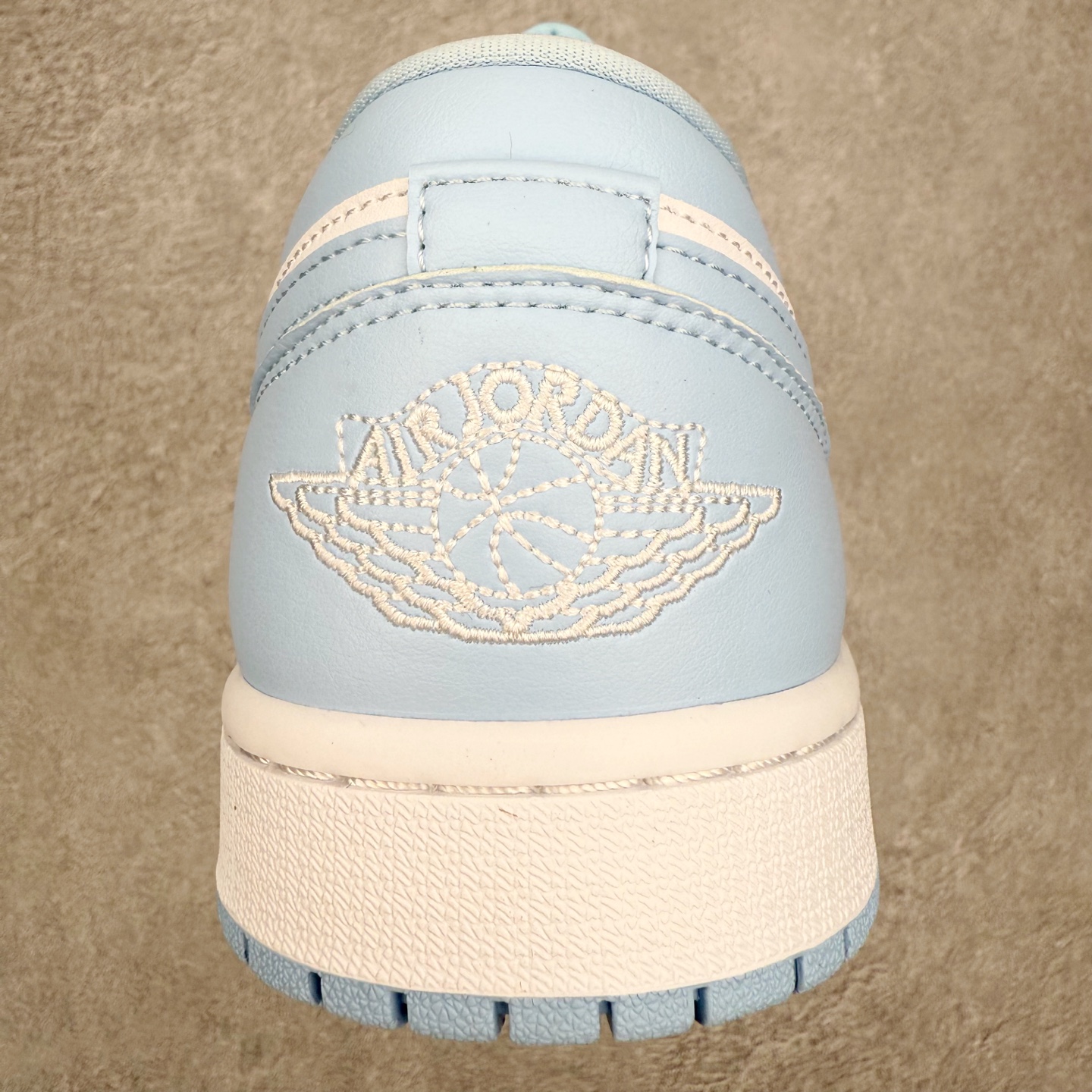 图片[8]-＃小DT Air Jordan AJ1 Low 低帮系列 全新流水线出品 超强性价比 DT版本平替选择 市场第二梯队 全部原鞋开发 原楦原纸板开发 全鞋电脑针车 原厂内置全掌气垫 原盒内在原标 唯一Zp原版鞋带绑法 免检产品 全新2022版型 全头层皮料 完美零毛边处理 原厂配置全掌气垫 价格定位良心 几十个配色陆续出货 实拍调校N版已经零色差零失真 百分百还原实物色彩所见即所得 不存在货不对板色差等低级问题 选购参考实物拍摄 不混卖不参货 只用心做好货严格选品 承诺混一赔十 尺码：36 36.5 37.5 38 38.5 39 40 40.5 41 42 42.5 43 44 44.5 45 46-选品中心