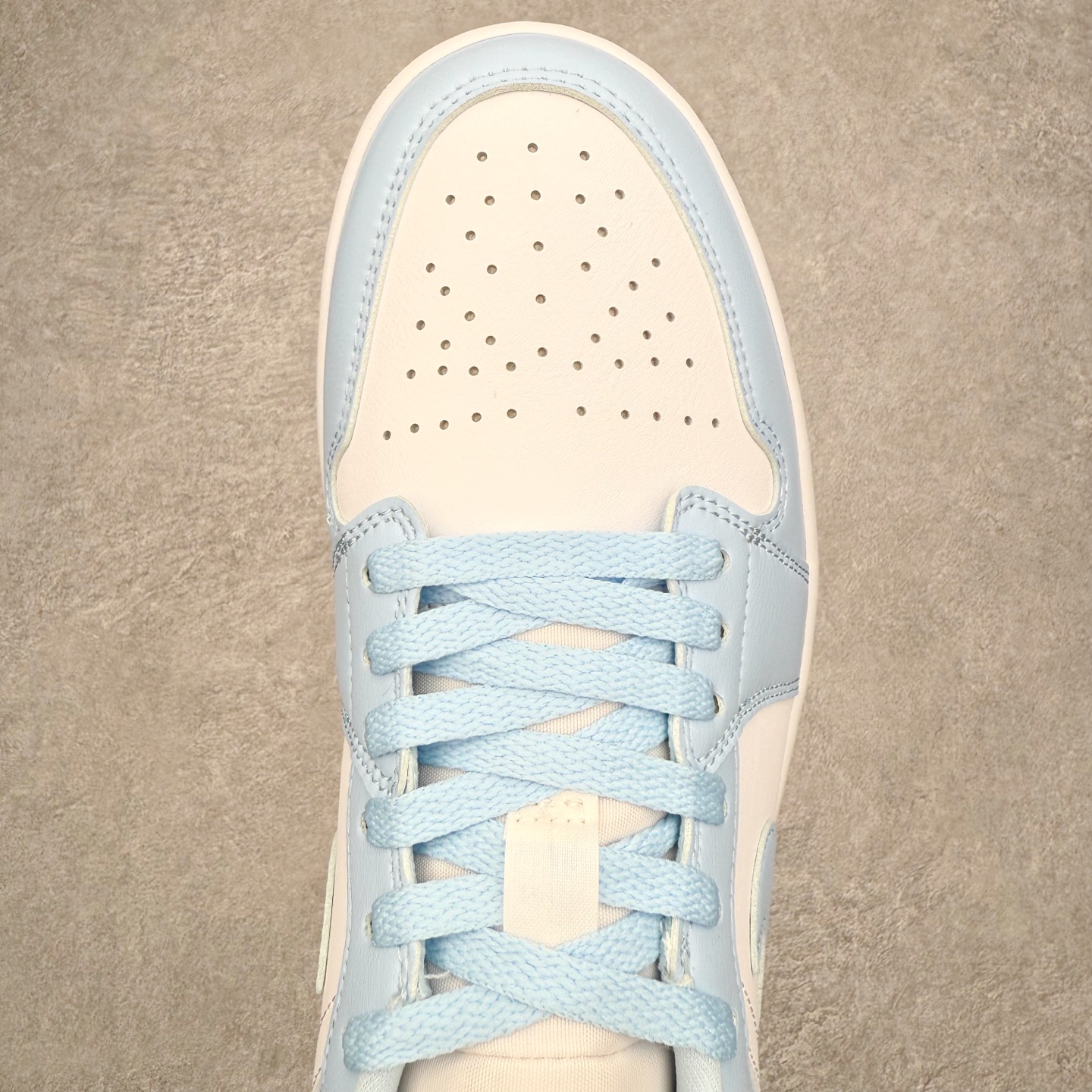 图片[4]-＃小DT Air Jordan AJ1 Low 低帮系列 全新流水线出品 超强性价比 DT版本平替选择 市场第二梯队 全部原鞋开发 原楦原纸板开发 全鞋电脑针车 原厂内置全掌气垫 原盒内在原标 唯一Zp原版鞋带绑法 免检产品 全新2022版型 全头层皮料 完美零毛边处理 原厂配置全掌气垫 价格定位良心 几十个配色陆续出货 实拍调校N版已经零色差零失真 百分百还原实物色彩所见即所得 不存在货不对板色差等低级问题 选购参考实物拍摄 不混卖不参货 只用心做好货严格选品 承诺混一赔十 尺码：36 36.5 37.5 38 38.5 39 40 40.5 41 42 42.5 43 44 44.5 45 46-选品中心