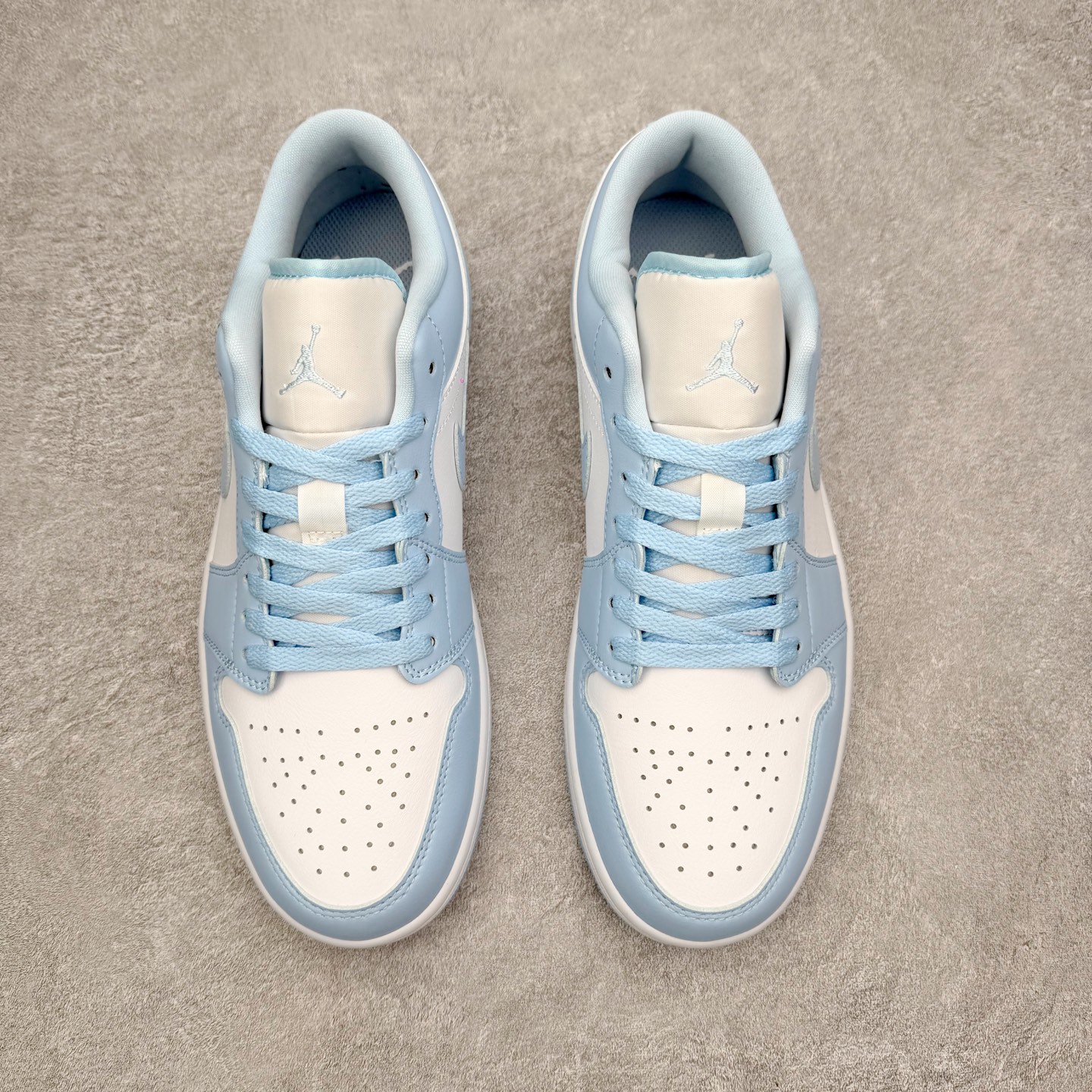图片[2]-＃小DT Air Jordan AJ1 Low 低帮系列 全新流水线出品 超强性价比 DT版本平替选择 市场第二梯队 全部原鞋开发 原楦原纸板开发 全鞋电脑针车 原厂内置全掌气垫 原盒内在原标 唯一Zp原版鞋带绑法 免检产品 全新2022版型 全头层皮料 完美零毛边处理 原厂配置全掌气垫 价格定位良心 几十个配色陆续出货 实拍调校N版已经零色差零失真 百分百还原实物色彩所见即所得 不存在货不对板色差等低级问题 选购参考实物拍摄 不混卖不参货 只用心做好货严格选品 承诺混一赔十 尺码：36 36.5 37.5 38 38.5 39 40 40.5 41 42 42.5 43 44 44.5 45 46-选品中心