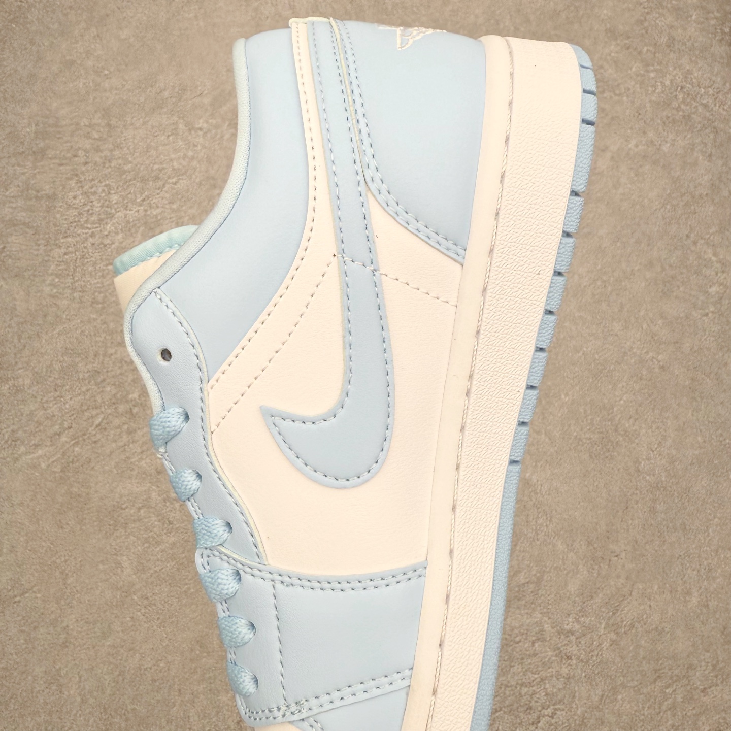 图片[7]-＃小DT Air Jordan AJ1 Low 低帮系列 全新流水线出品 超强性价比 DT版本平替选择 市场第二梯队 全部原鞋开发 原楦原纸板开发 全鞋电脑针车 原厂内置全掌气垫 原盒内在原标 唯一Zp原版鞋带绑法 免检产品 全新2022版型 全头层皮料 完美零毛边处理 原厂配置全掌气垫 价格定位良心 几十个配色陆续出货 实拍调校N版已经零色差零失真 百分百还原实物色彩所见即所得 不存在货不对板色差等低级问题 选购参考实物拍摄 不混卖不参货 只用心做好货严格选品 承诺混一赔十 尺码：36 36.5 37.5 38 38.5 39 40 40.5 41 42 42.5 43 44 44.5 45 46-选品中心