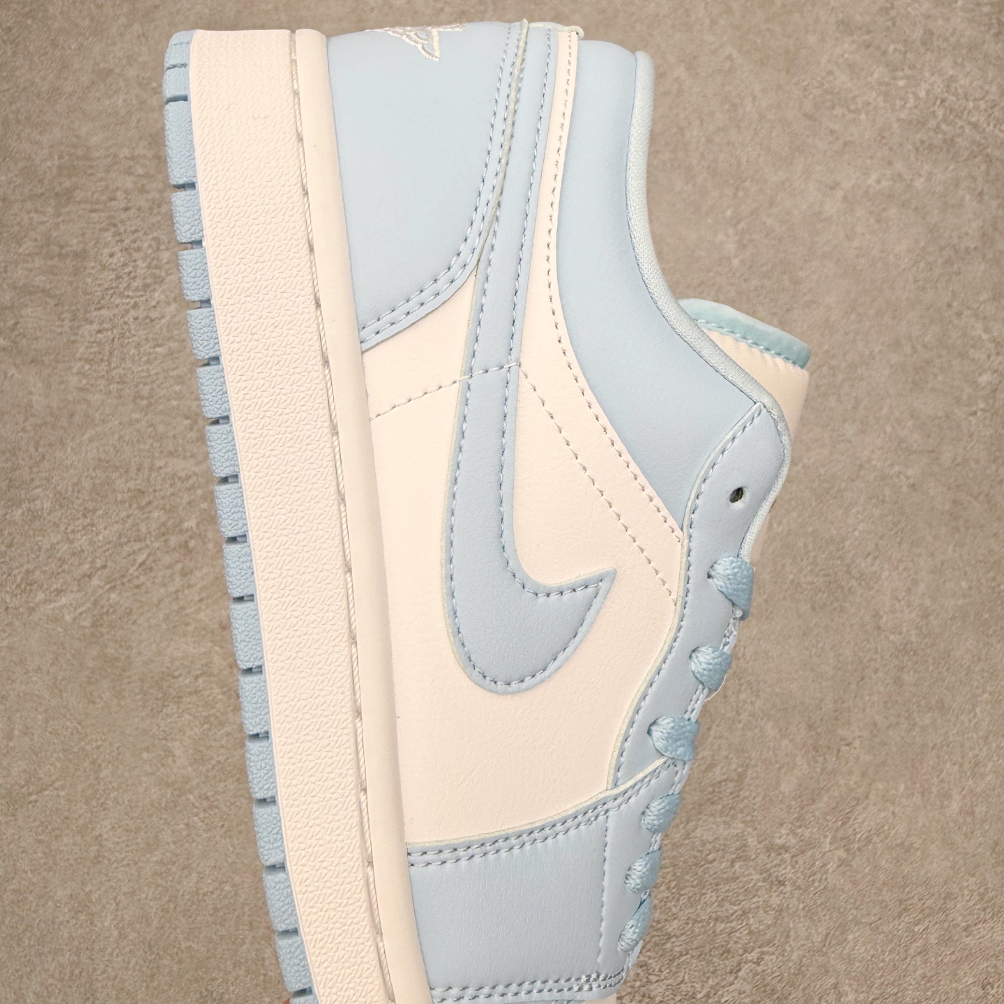 图片[6]-＃小DT Air Jordan AJ1 Low 低帮系列 全新流水线出品 超强性价比 DT版本平替选择 市场第二梯队 全部原鞋开发 原楦原纸板开发 全鞋电脑针车 原厂内置全掌气垫 原盒内在原标 唯一Zp原版鞋带绑法 免检产品 全新2022版型 全头层皮料 完美零毛边处理 原厂配置全掌气垫 价格定位良心 几十个配色陆续出货 实拍调校N版已经零色差零失真 百分百还原实物色彩所见即所得 不存在货不对板色差等低级问题 选购参考实物拍摄 不混卖不参货 只用心做好货严格选品 承诺混一赔十 尺码：36 36.5 37.5 38 38.5 39 40 40.5 41 42 42.5 43 44 44.5 45 46-选品中心