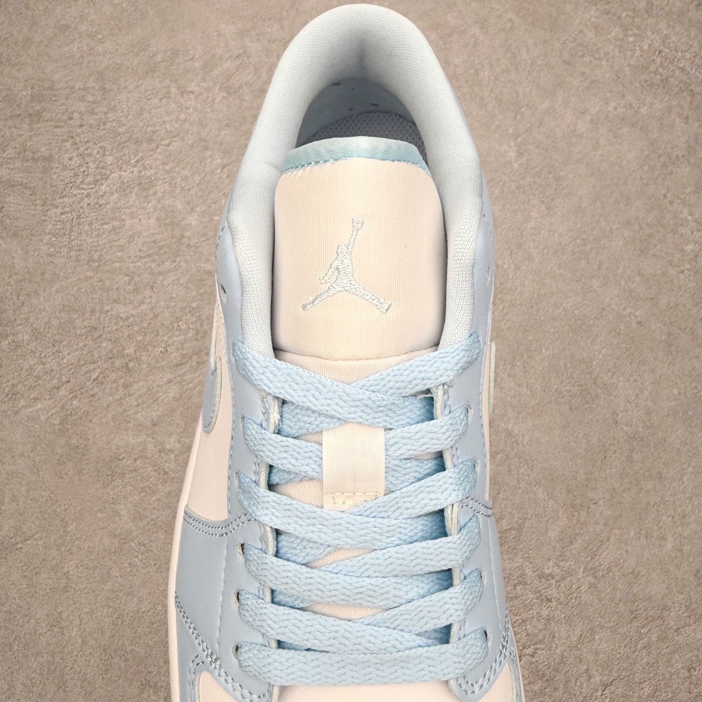 图片[5]-＃小DT Air Jordan AJ1 Low 低帮系列 全新流水线出品 超强性价比 DT版本平替选择 市场第二梯队 全部原鞋开发 原楦原纸板开发 全鞋电脑针车 原厂内置全掌气垫 原盒内在原标 唯一Zp原版鞋带绑法 免检产品 全新2022版型 全头层皮料 完美零毛边处理 原厂配置全掌气垫 价格定位良心 几十个配色陆续出货 实拍调校N版已经零色差零失真 百分百还原实物色彩所见即所得 不存在货不对板色差等低级问题 选购参考实物拍摄 不混卖不参货 只用心做好货严格选品 承诺混一赔十 尺码：36 36.5 37.5 38 38.5 39 40 40.5 41 42 42.5 43 44 44.5 45 46-选品中心