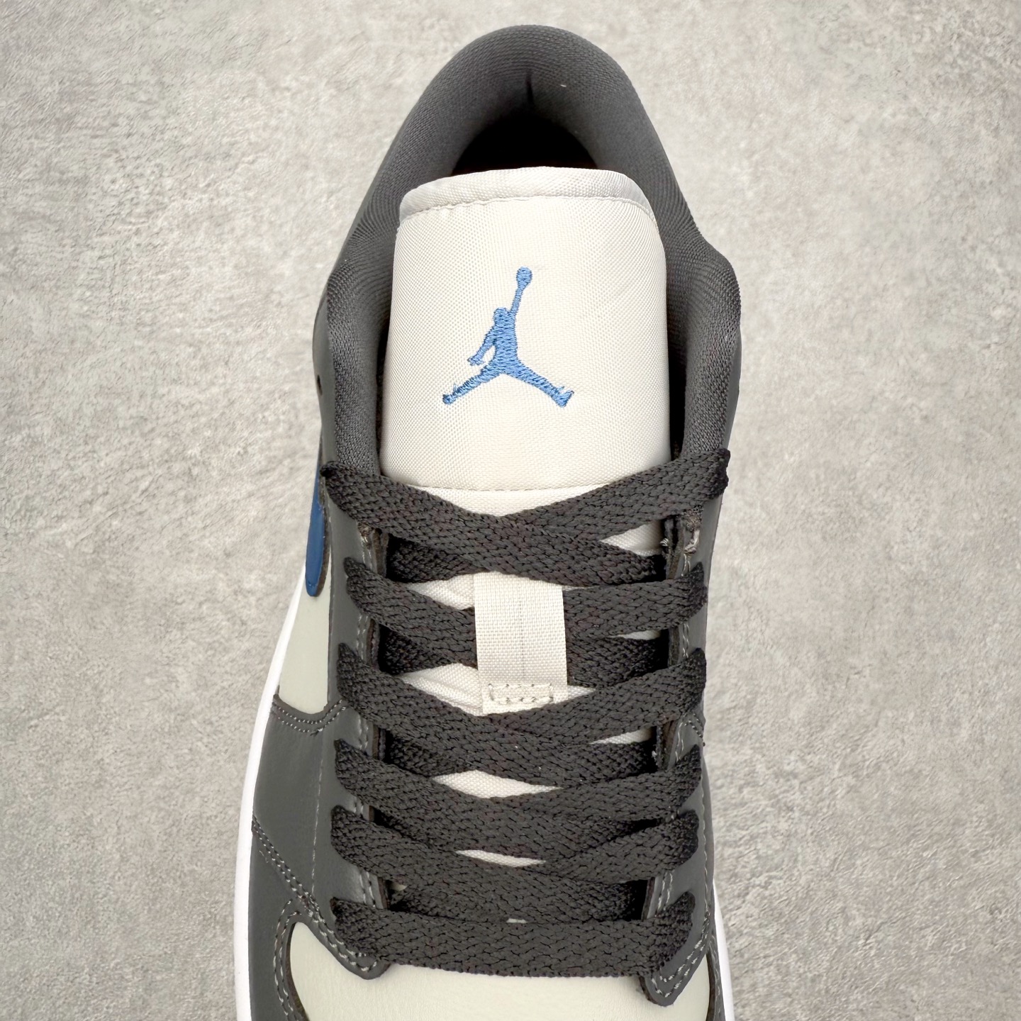 图片[5]-＃小DT Air Jordan AJ1 Low 低帮系列 全新流水线出品 超强性价比 DT版本平替选择 市场第二梯队 全部原鞋开发 原楦原纸板开发 全鞋电脑针车 原厂内置全掌气垫 原盒内在原标 唯一Zp原版鞋带绑法 免检产品 全新2022版型 全头层皮料 完美零毛边处理 原厂配置全掌气垫 价格定位良心 几十个配色陆续出货 实拍调校N版已经零色差零失真 百分百还原实物色彩所见即所得 不存在货不对板色差等低级问题 选购参考实物拍摄 不混卖不参货 只用心做好货严格选品 承诺混一赔十 尺码：36 36.5 37.5 38 38.5 39 40 40.5 41 42 42.5 43 44 44.5 45 46-选品中心